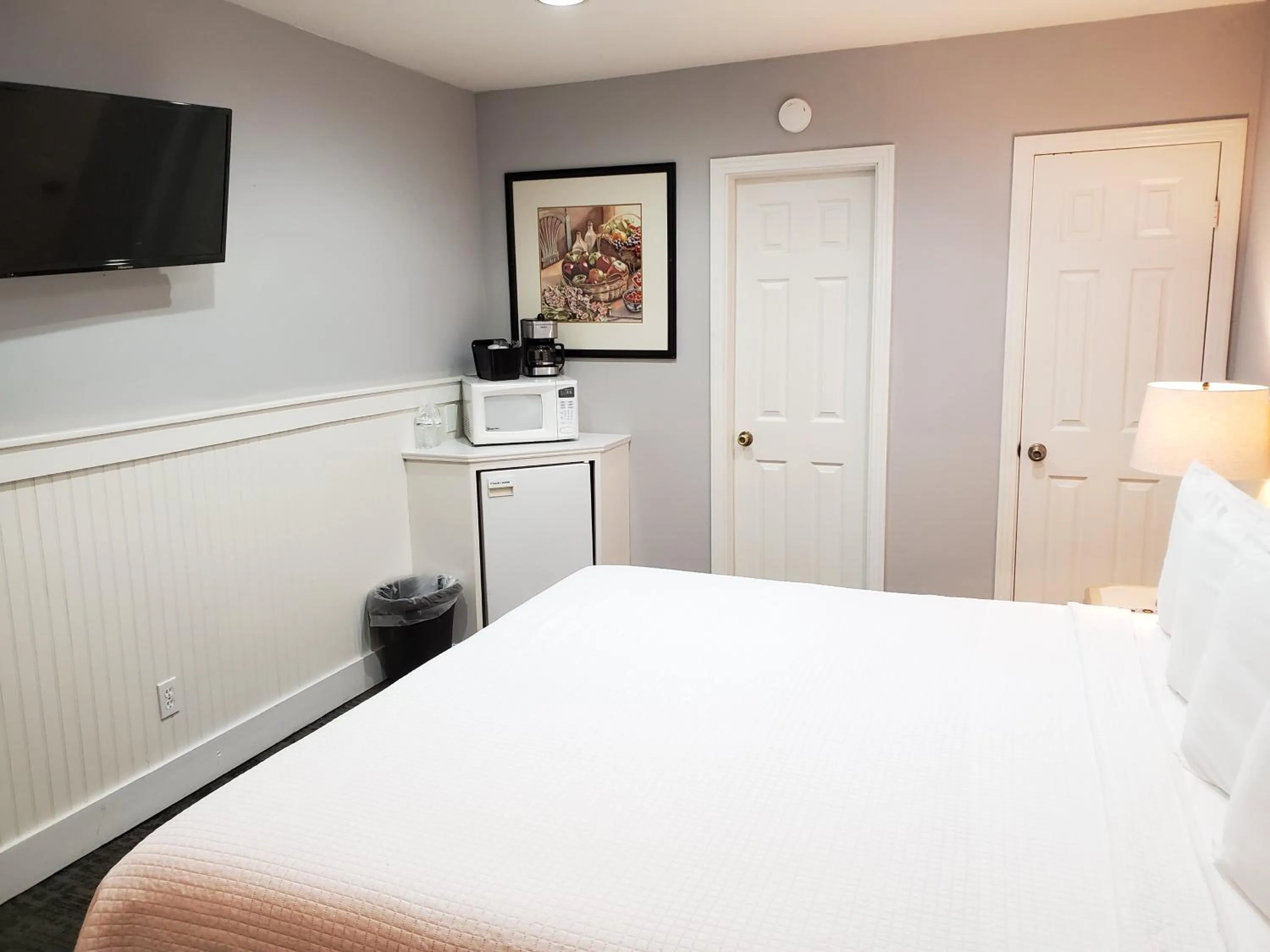 Bed in Coronado Island Inn