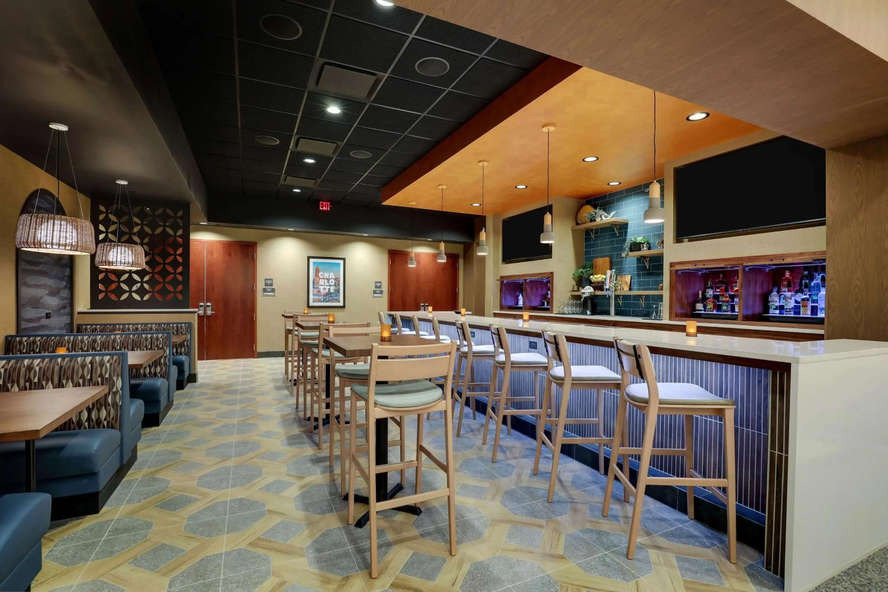 Lounge or bar in Drury Inn & Suites Charlotte Arrowood