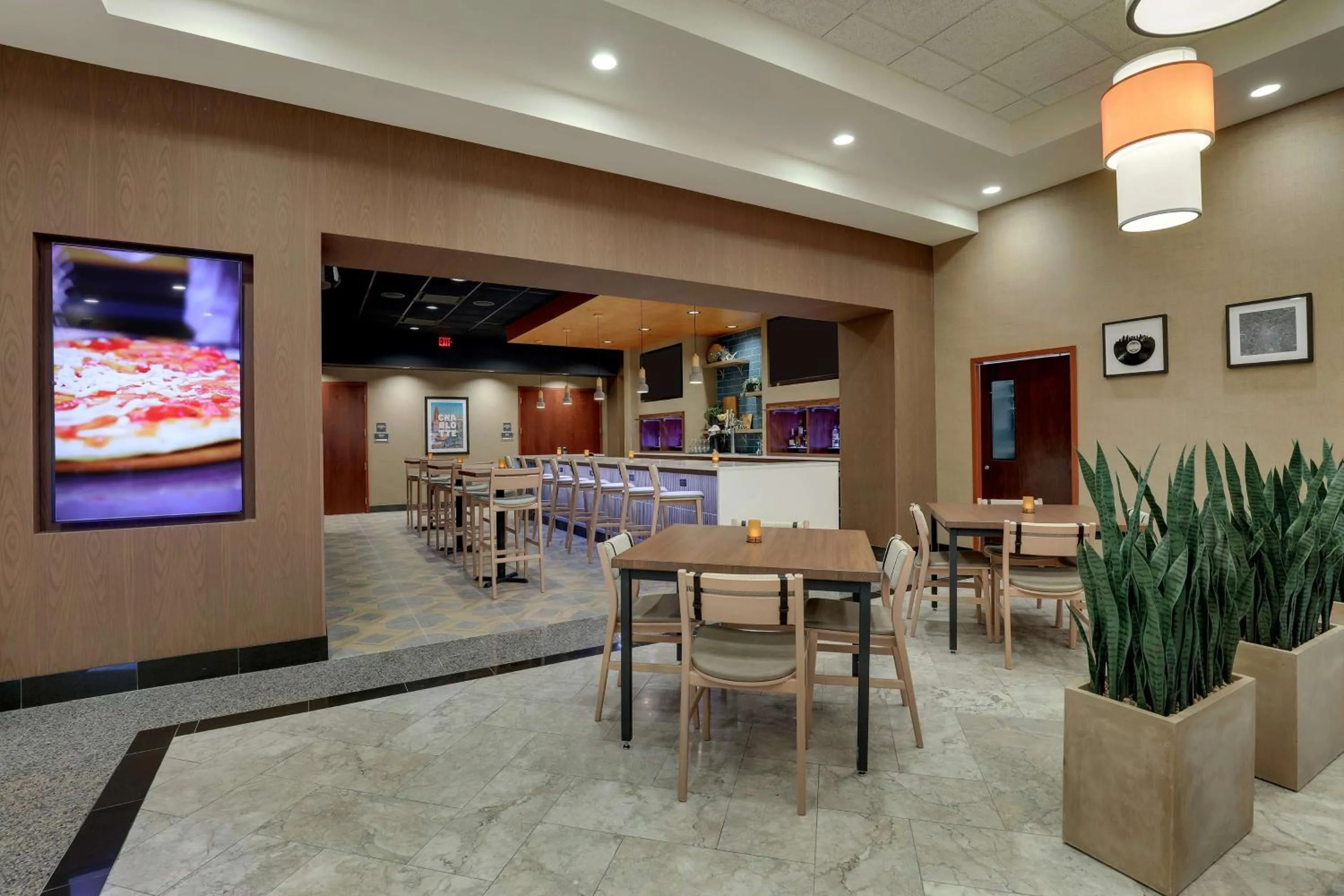 Lounge or bar in Drury Inn & Suites Charlotte Arrowood