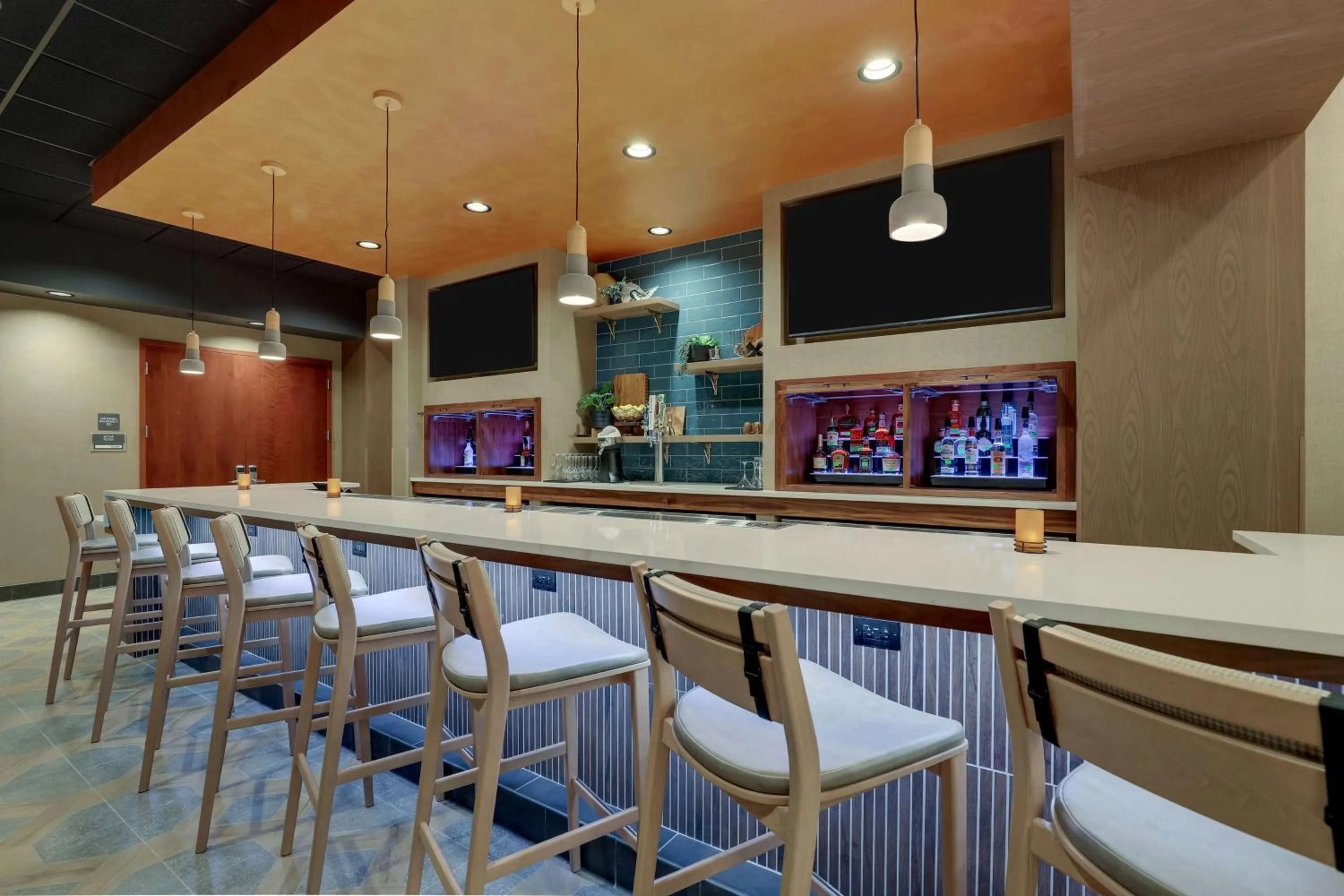 Lounge or bar in Drury Inn & Suites Charlotte Arrowood