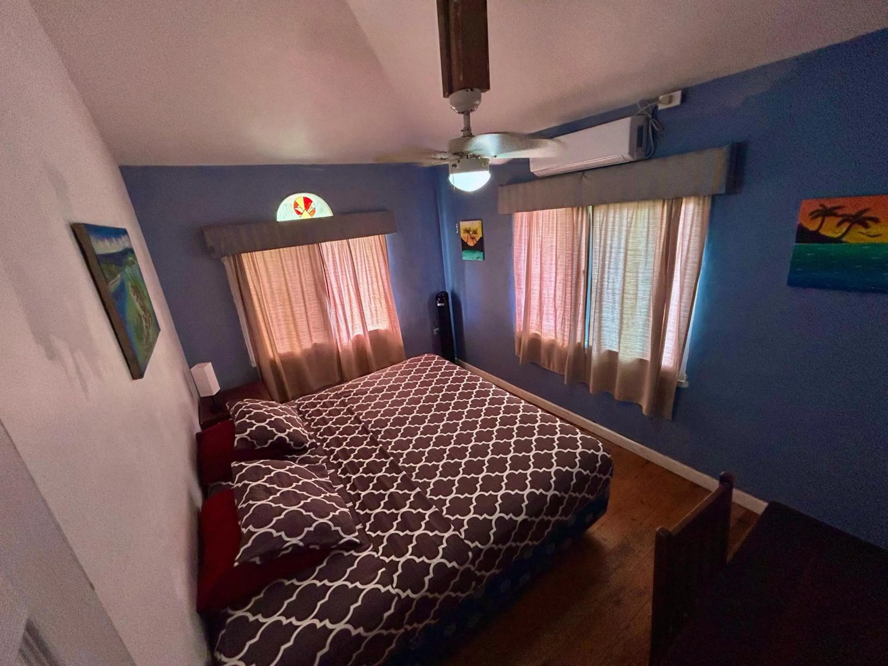 Deluxe Double or Twin Room with Pool Access in Roatan Backpackers' Hostel