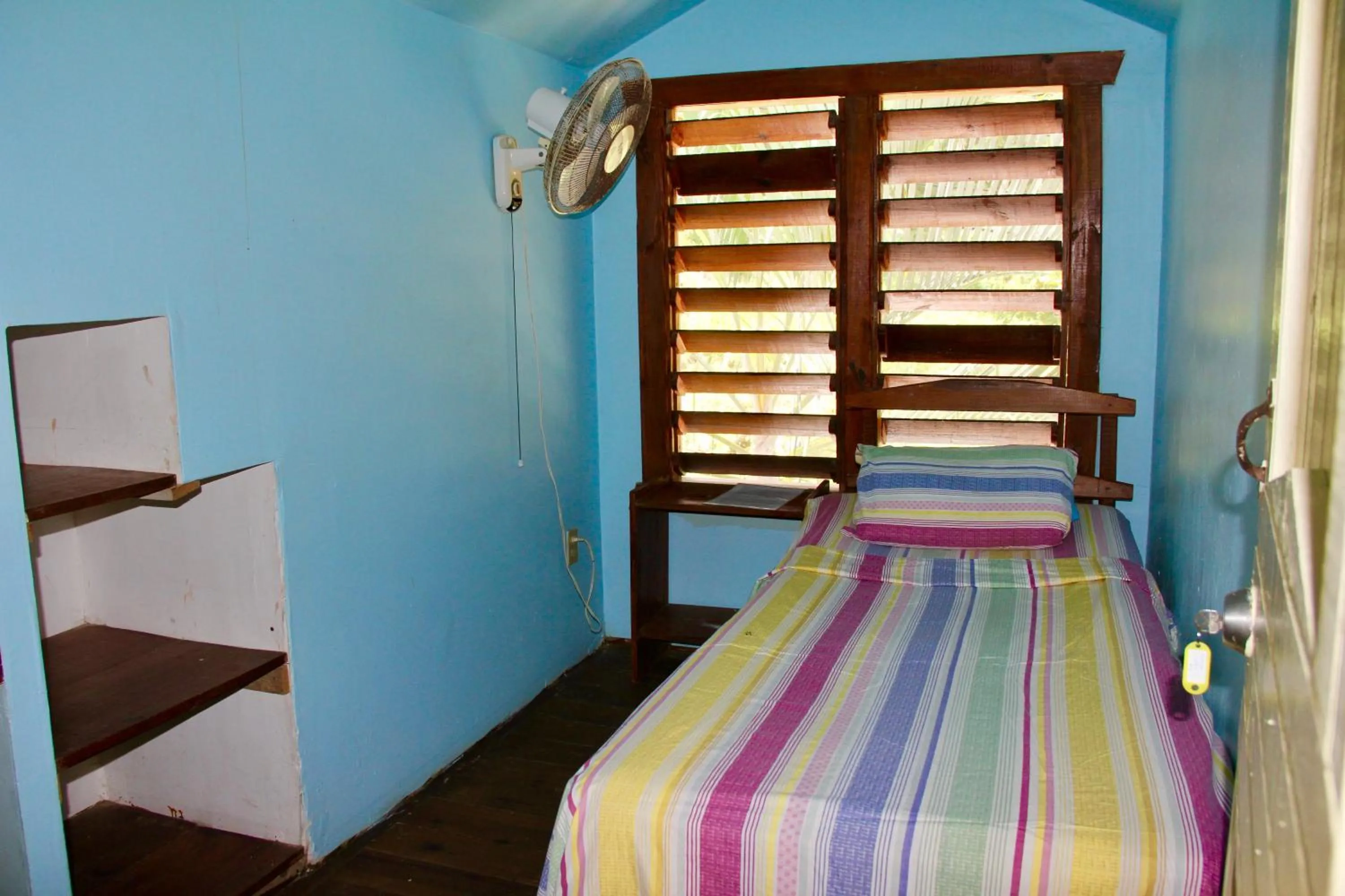 Single Room with Shared Bathroom - single occupancy in Roatan Backpackers' Hostel