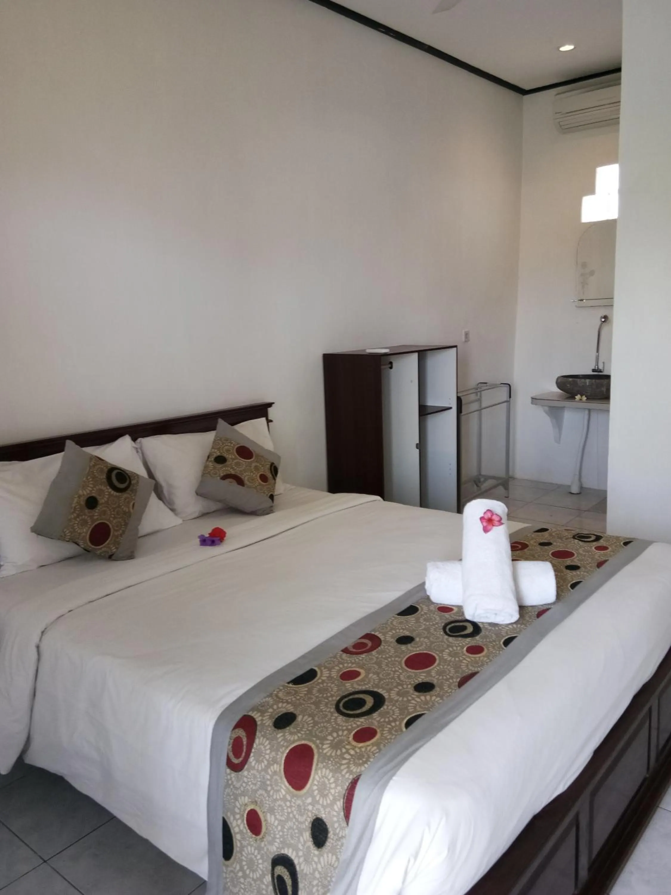 Bed in Reynold Artha Guest House