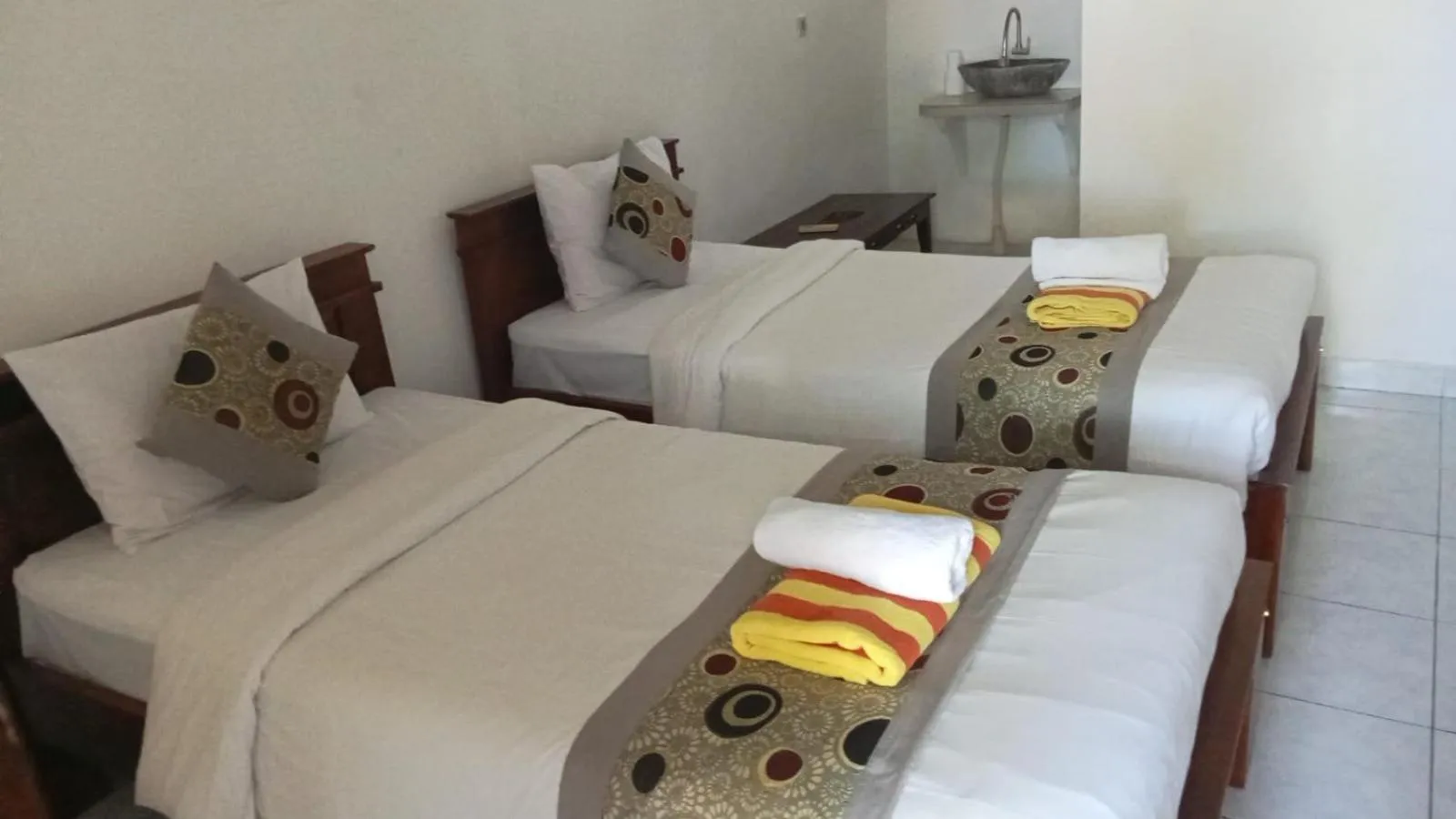 Bed in Reynold Artha Guest House