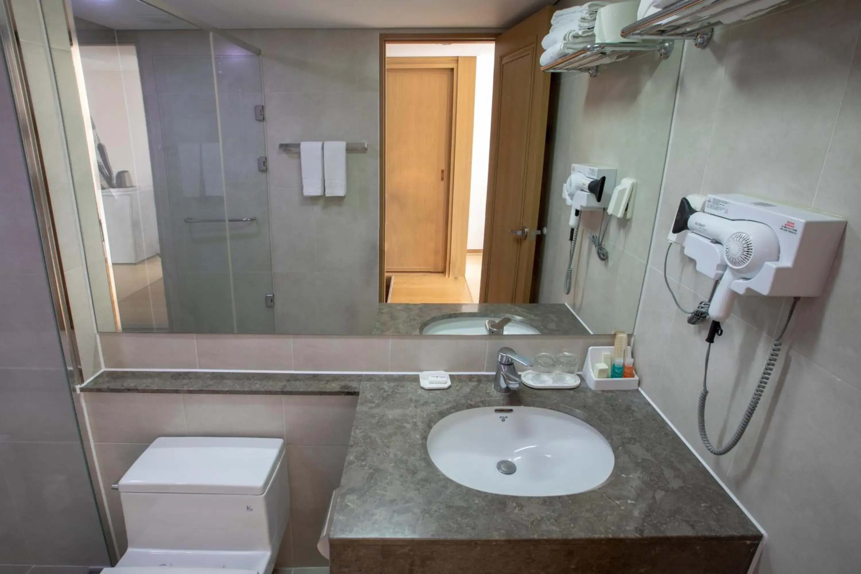 Sky Deluxe Mountain view Twin Room in The K Hotel Gyeongju Sky Deluxe Mountain view Twin Room in The K Hotel Gyeongju