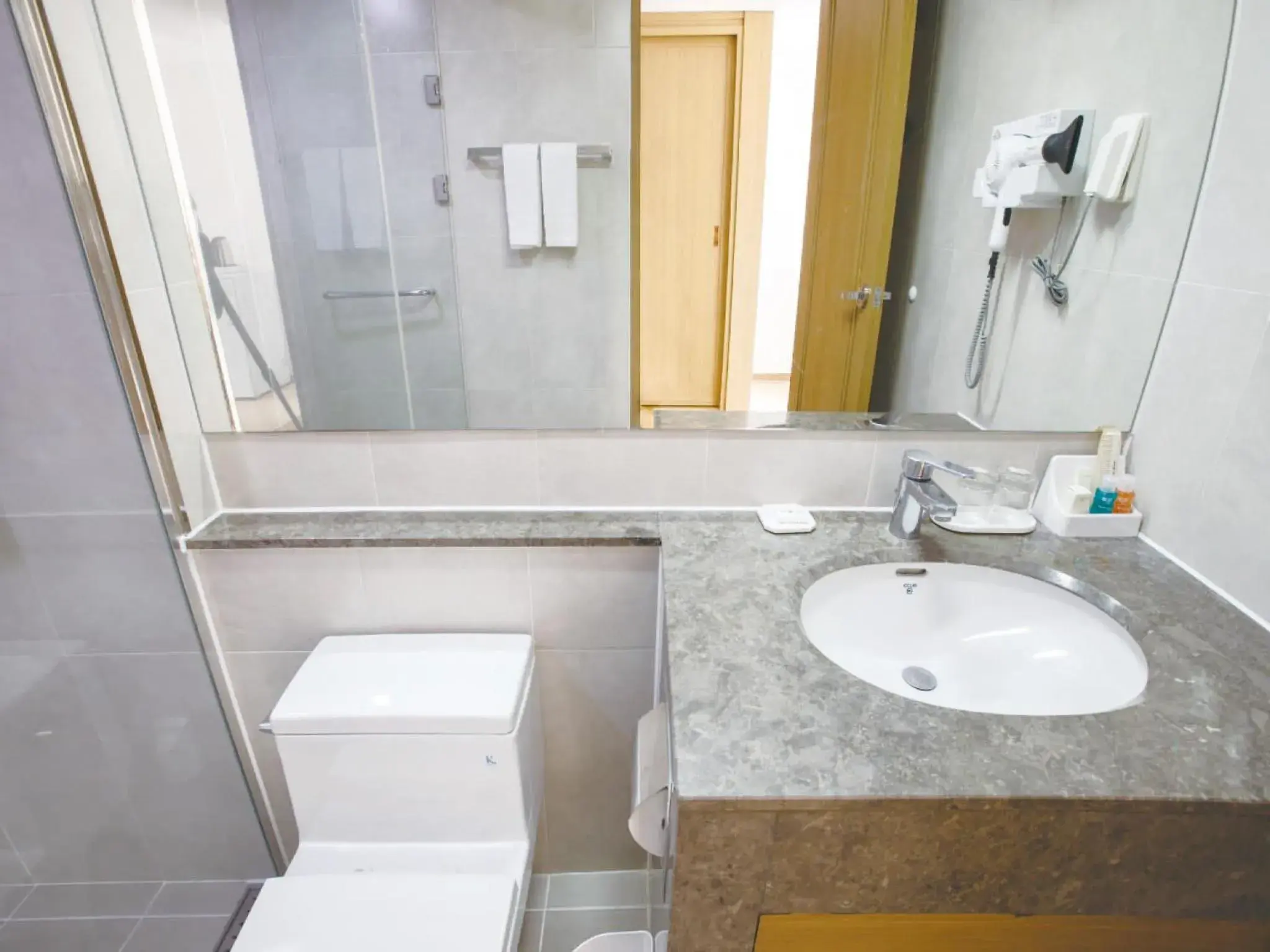 Deluxe Hwangnyoung View Twin Room in The K Hotel Gyeongju Deluxe Hwangnyoung View Twin Room in The K Hotel Gyeongju