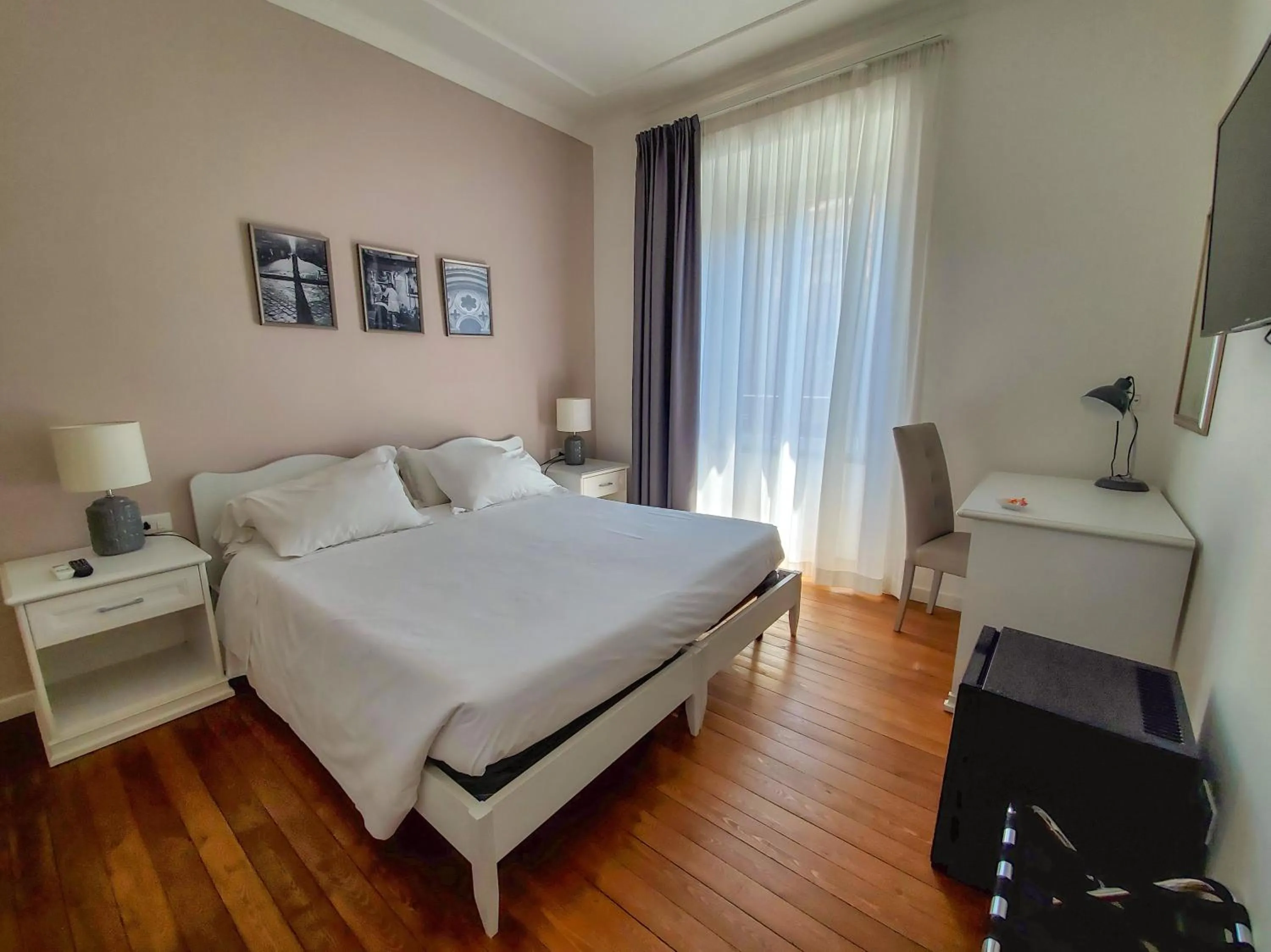 Bedroom, Bed in More Cola di Rienzo B&B