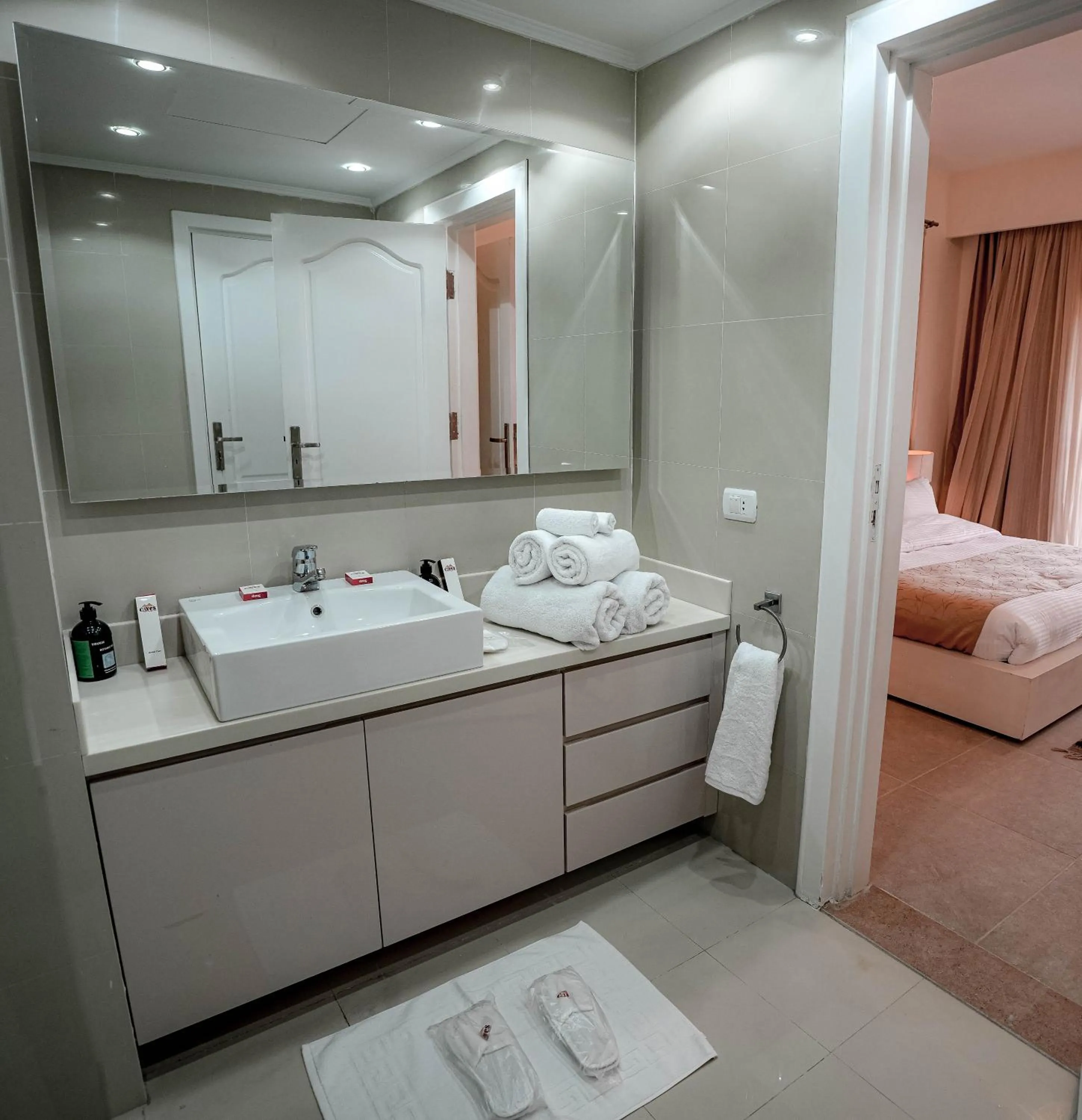 Bathroom, Bed in Caves Beach Resort Adults Only