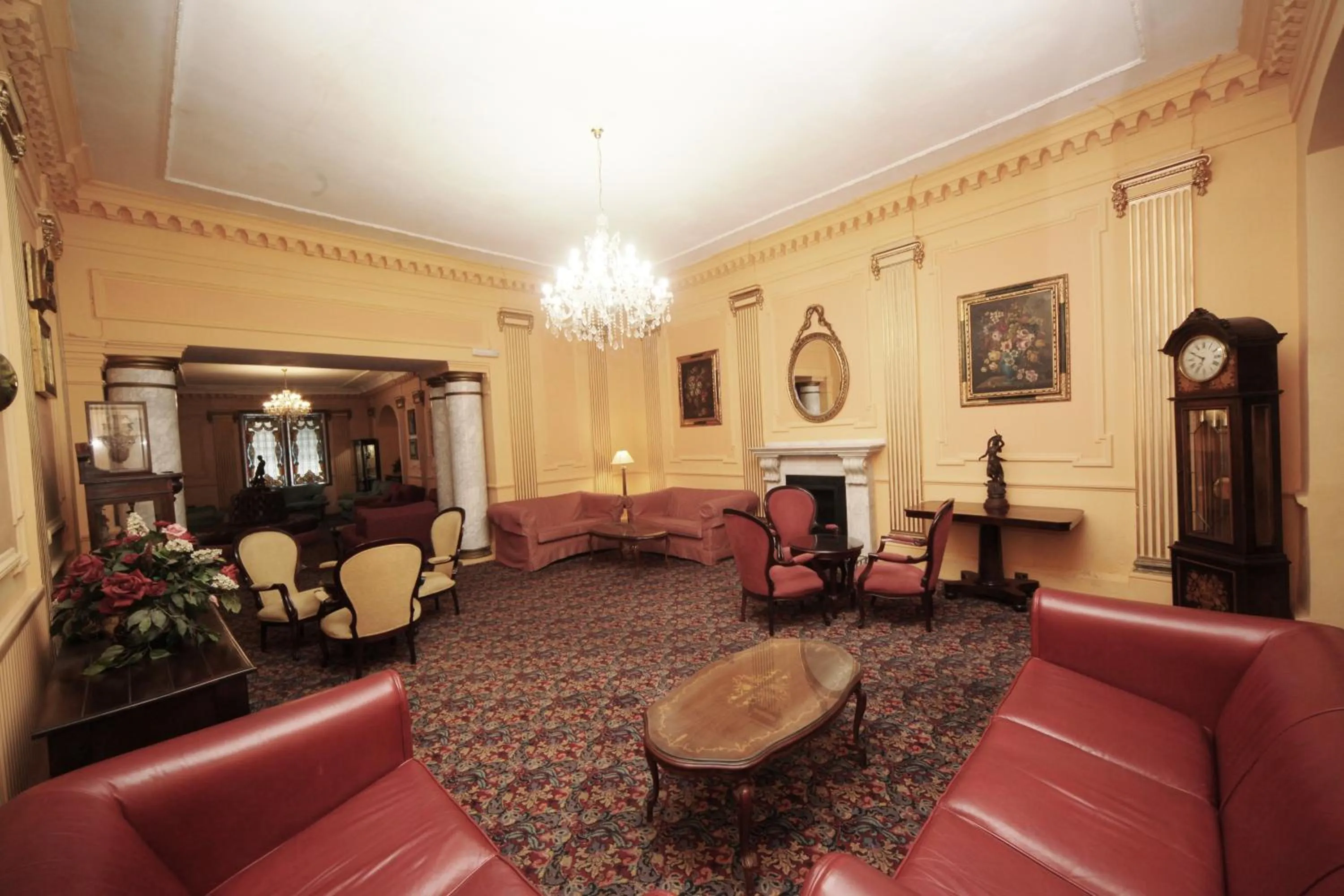 Living room in Bristol Hotel