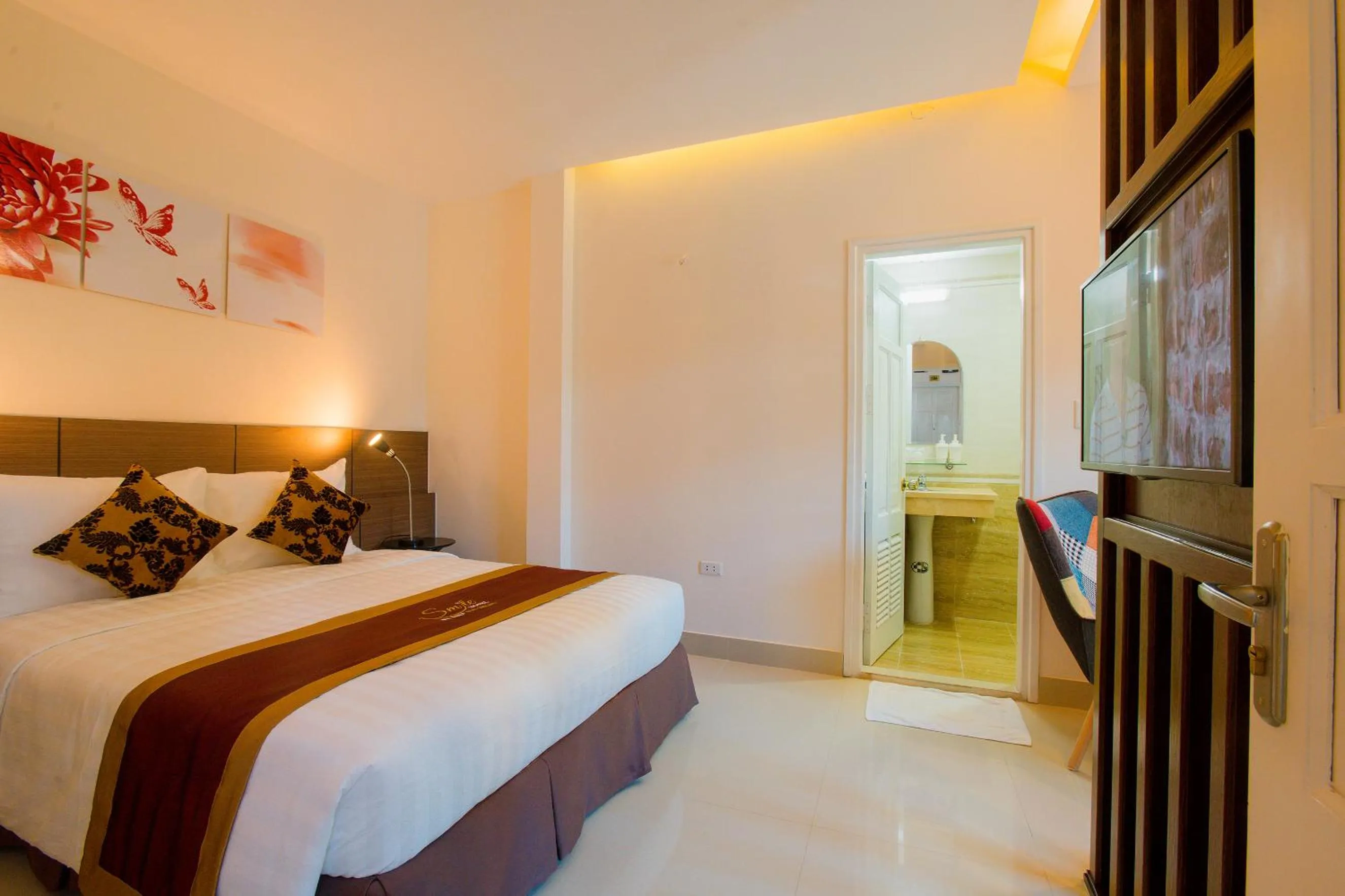 Photo of the whole room, Bed in Smile Hotel