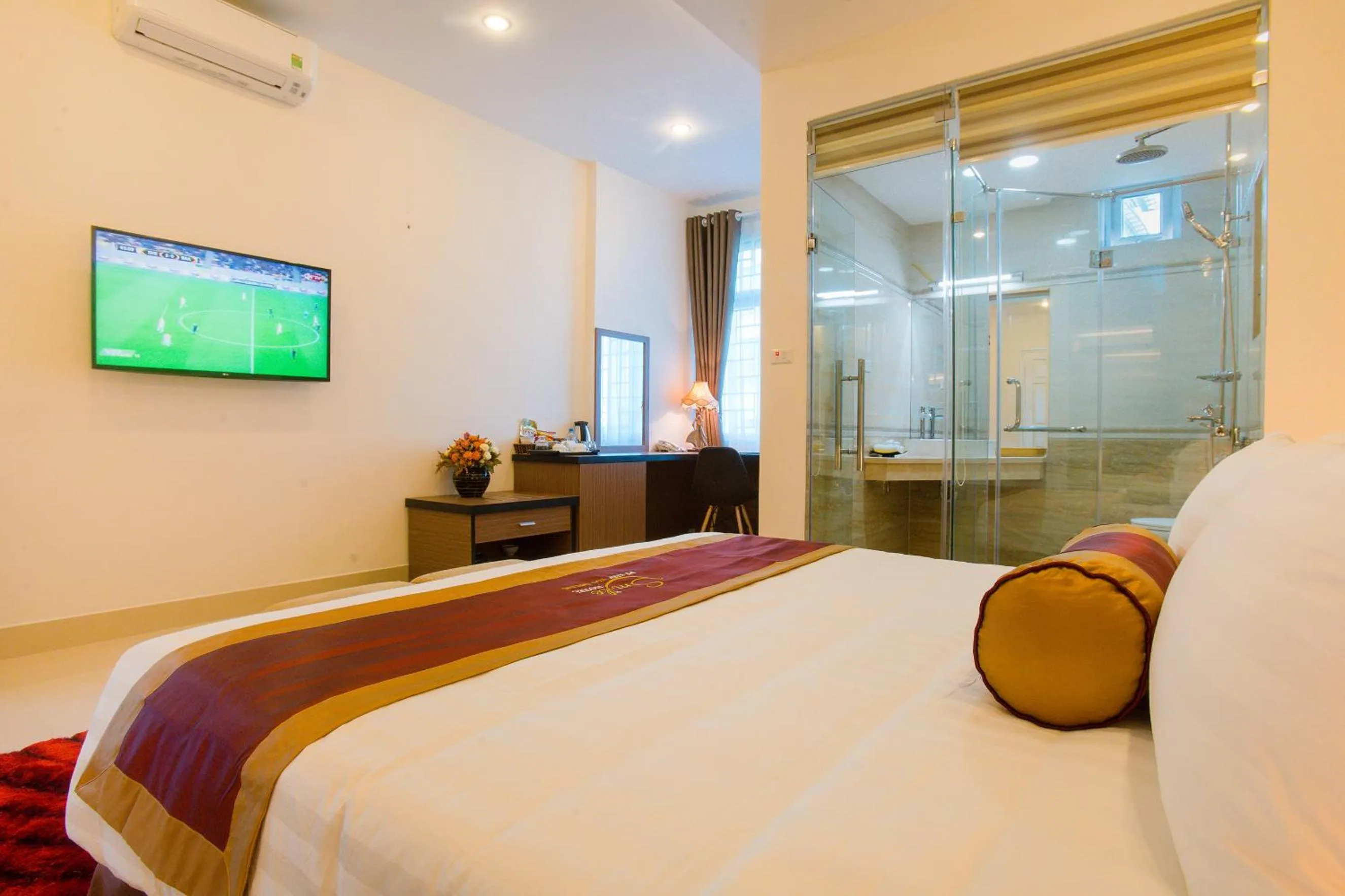 Photo of the whole room, Bed in Smile Hotel