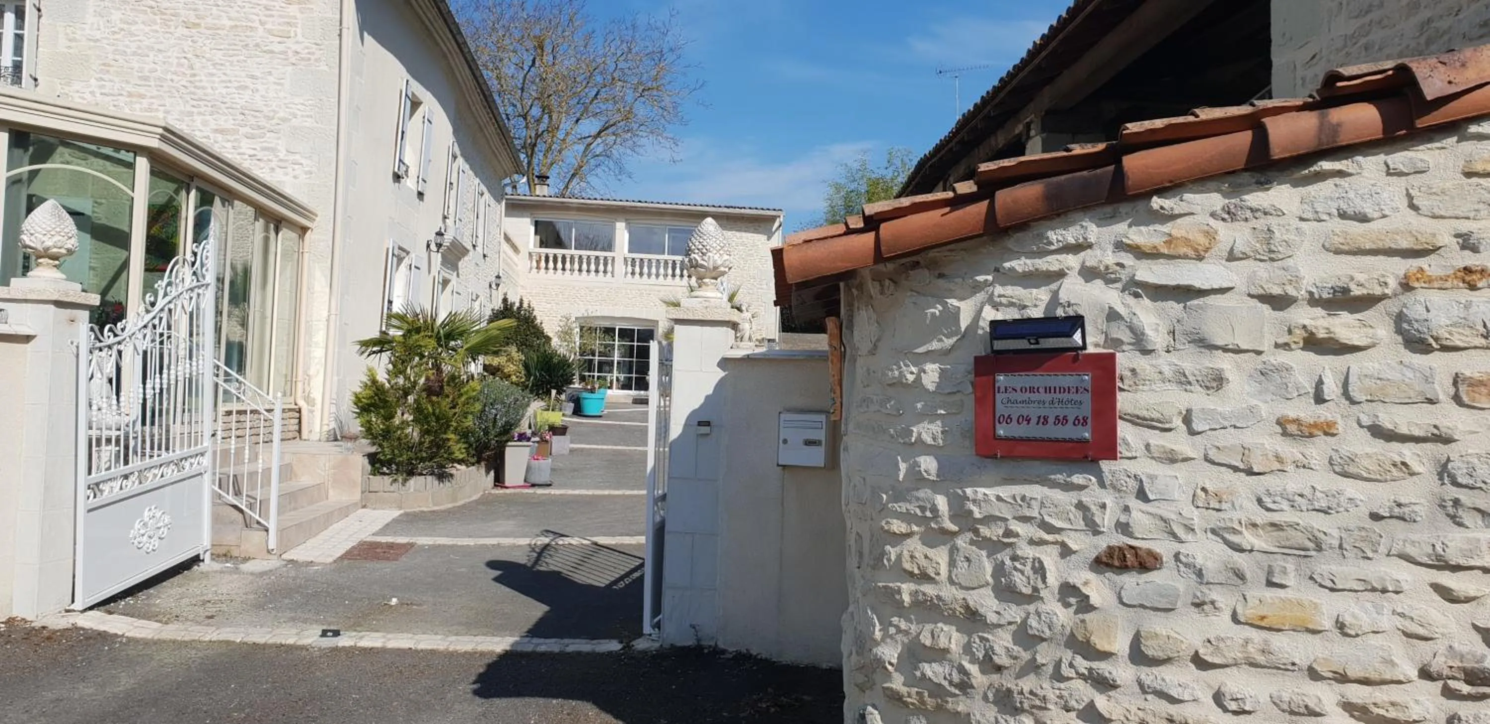 Facade/entrance in Chambre d'Hôtes Les Orchidées FUTUROSCOPE CHASSENEUIL POITIERS