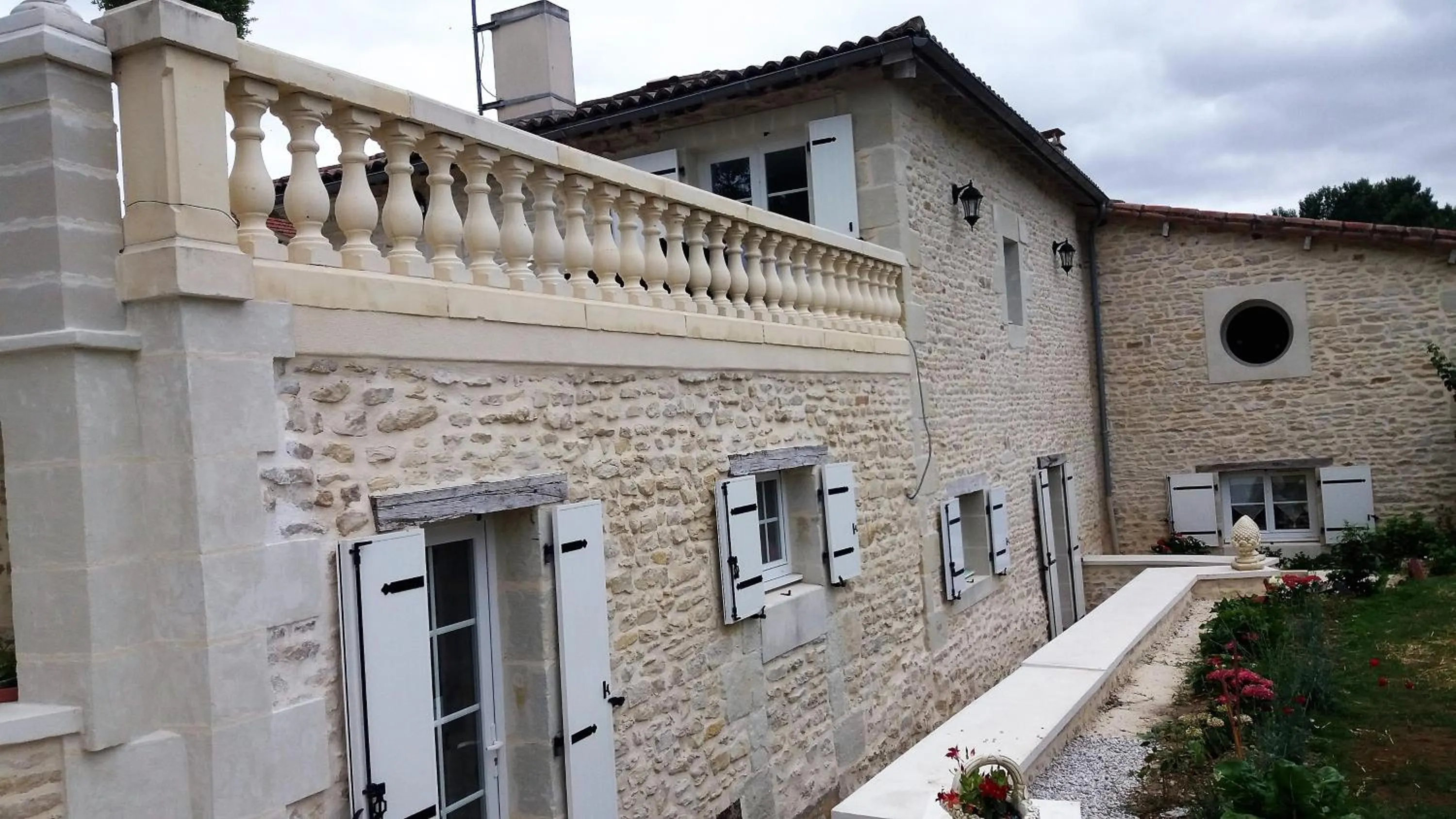 Property building in Chambre d'Hôtes Les Orchidées FUTUROSCOPE CHASSENEUIL POITIERS