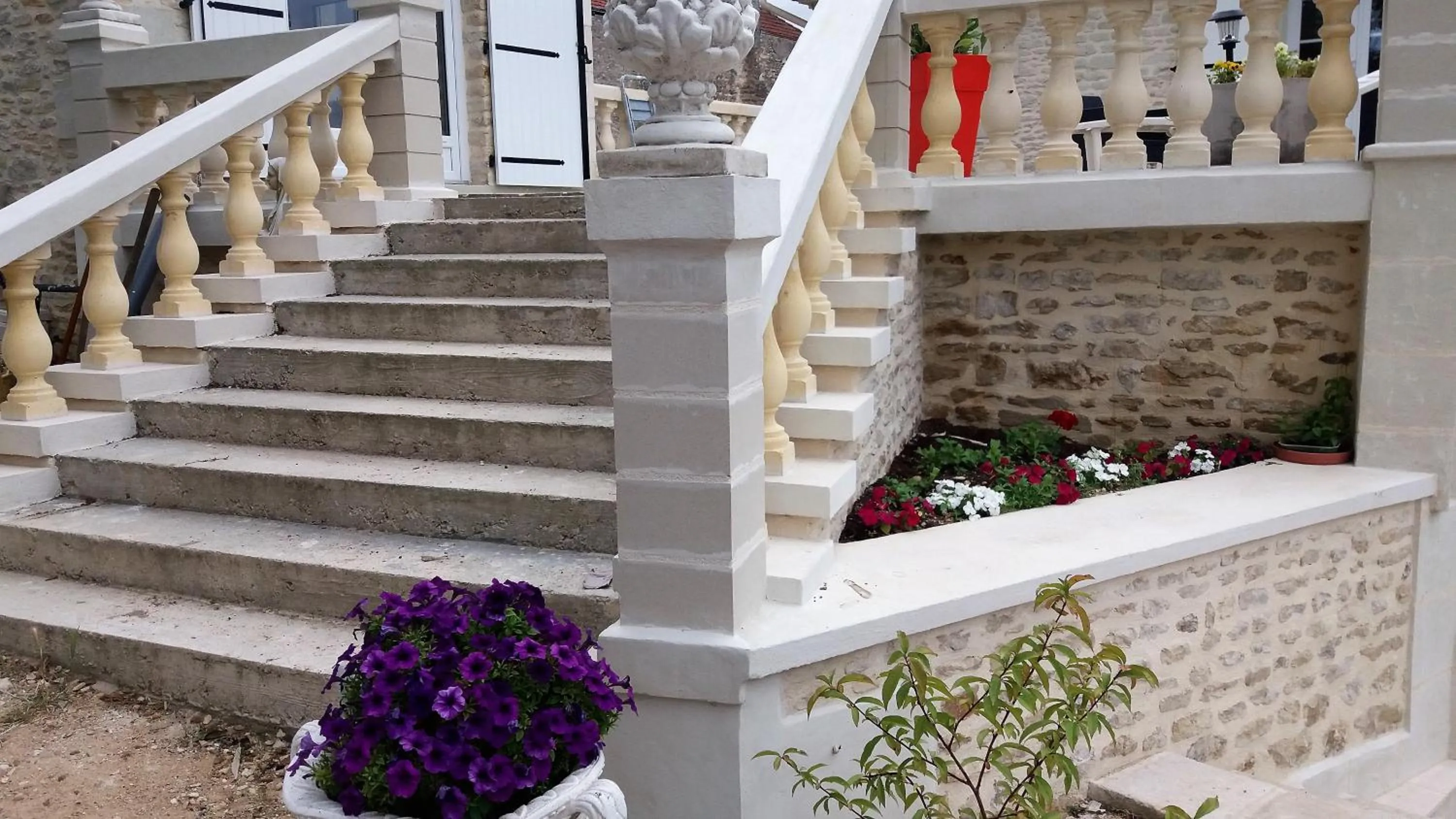 Garden in Chambre d'Hôtes Les Orchidées FUTUROSCOPE CHASSENEUIL POITIERS