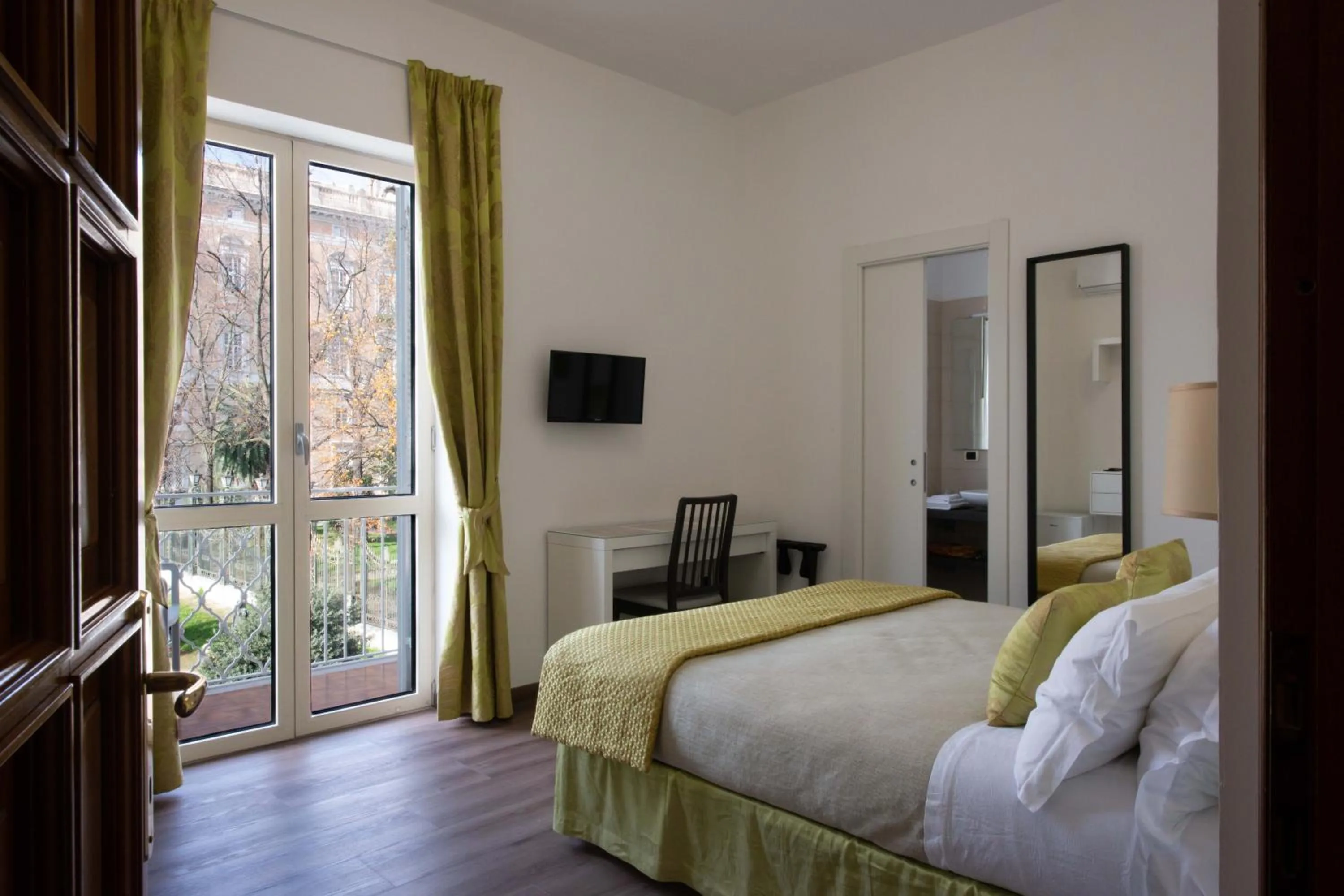 Photo of the whole room, Bed in L'Insolita Reggia