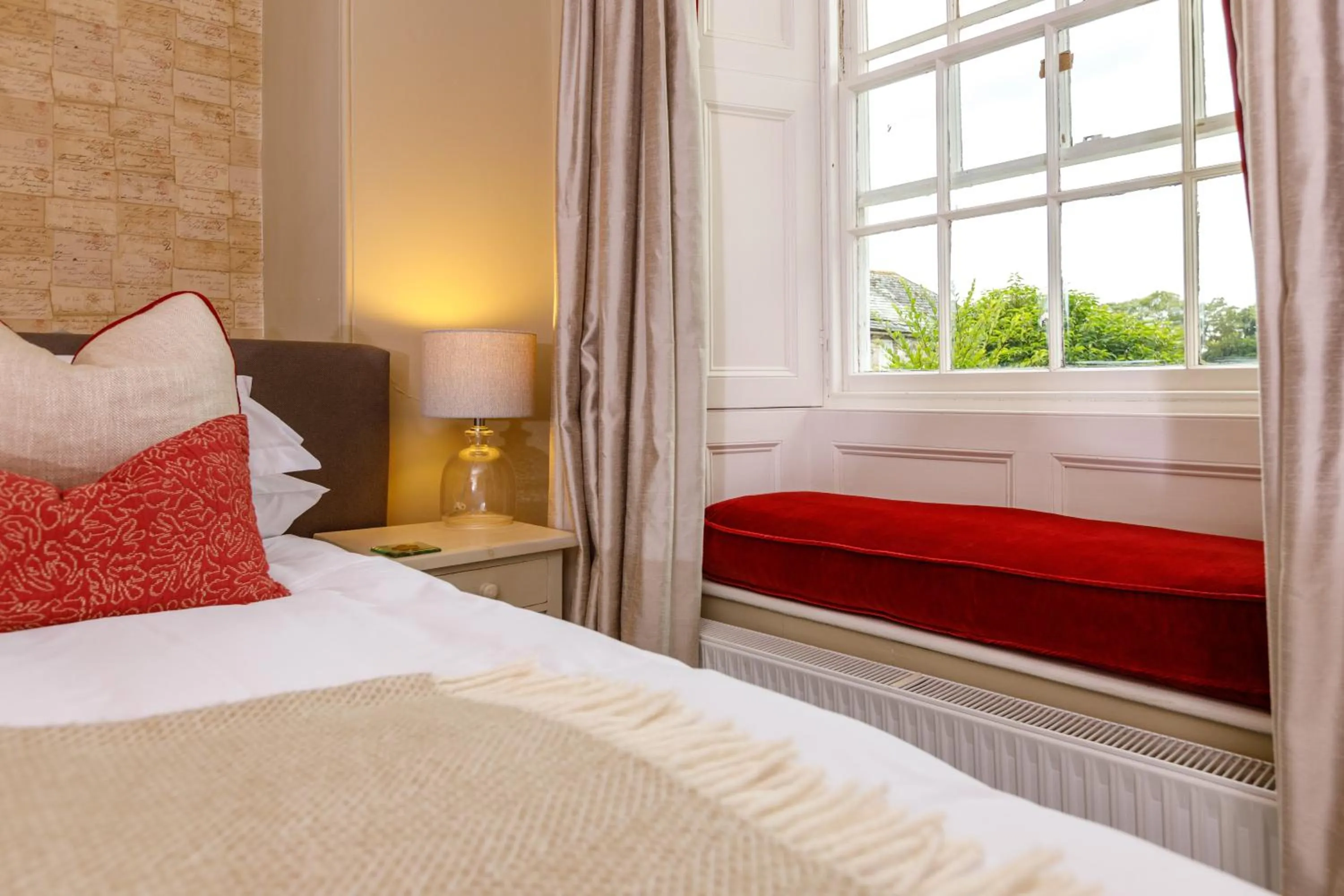 Seating area, Bed in Trewornan Manor