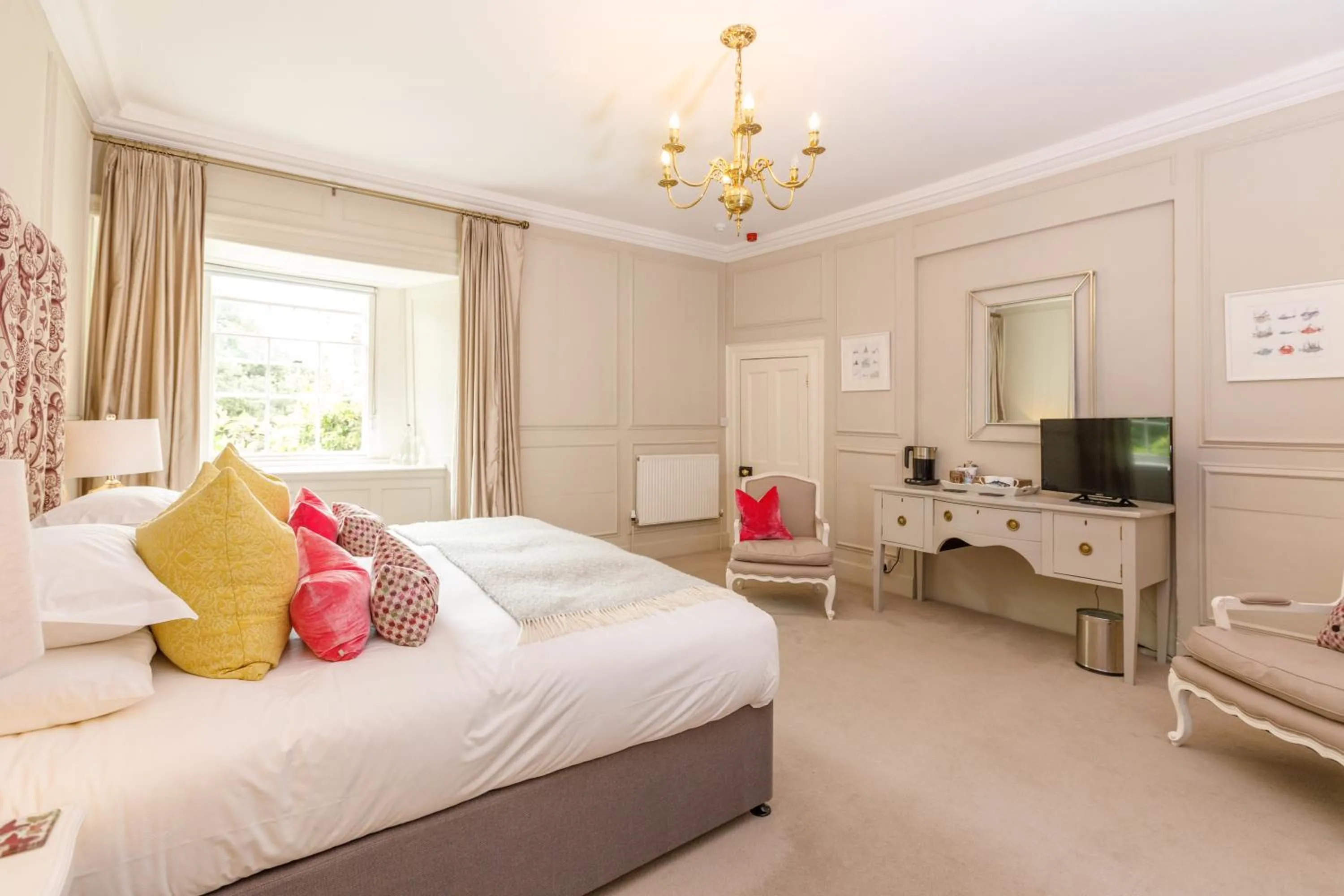 Seating area, Bed in Trewornan Manor