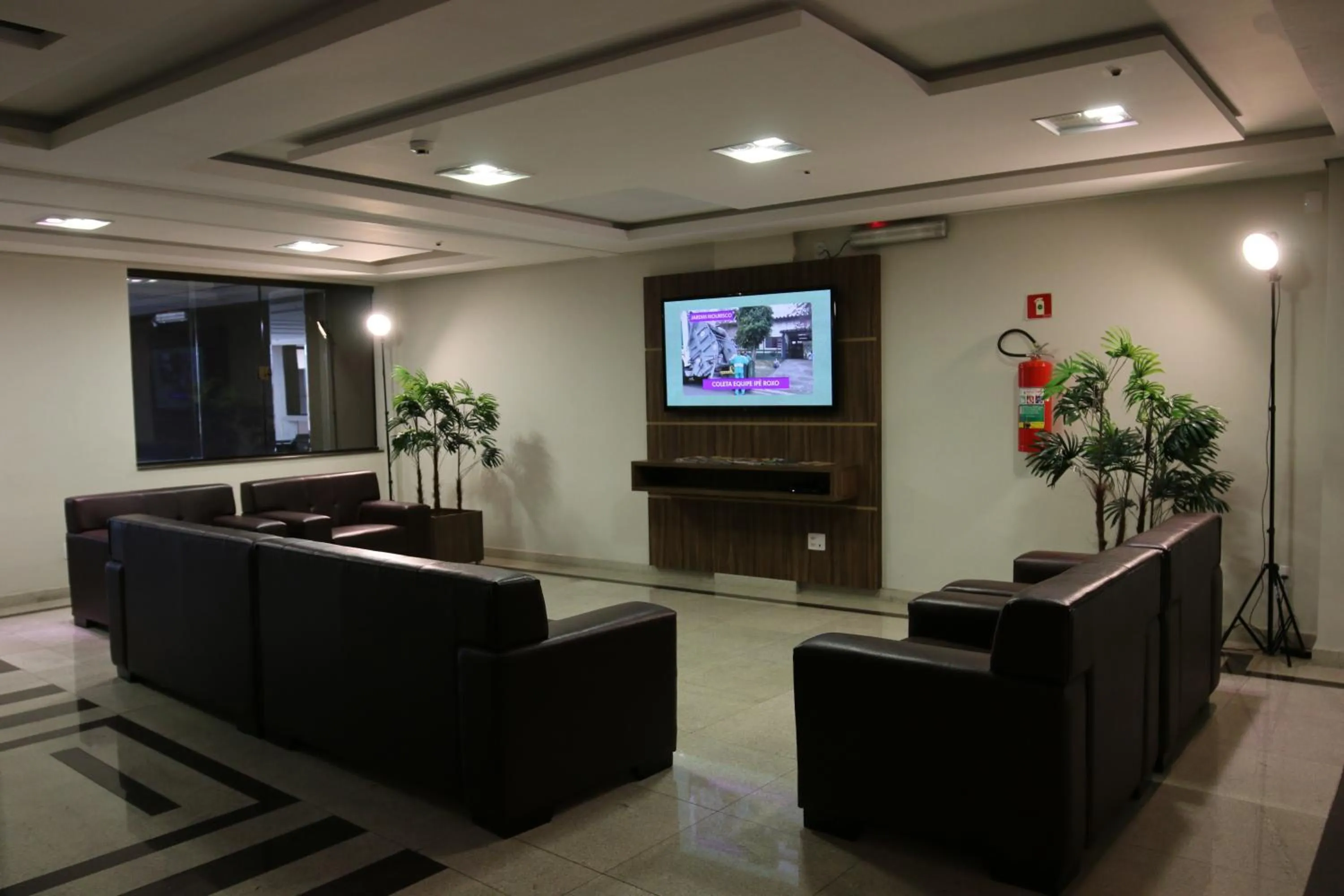 Communal lounge/ TV room in Ouro Minas Plaza Hotel