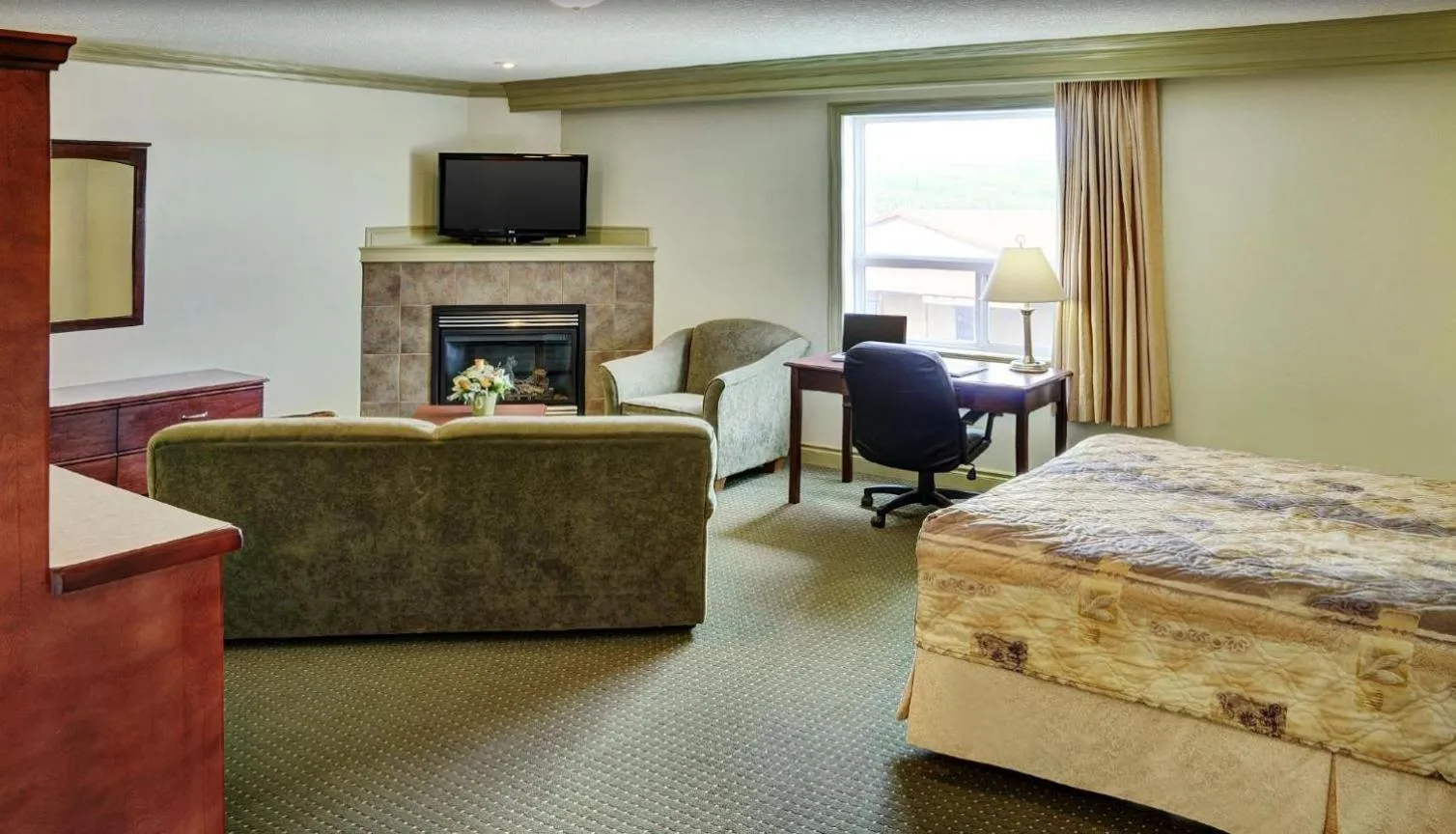 TV and multimedia, Bed in Nova Inn Peace River