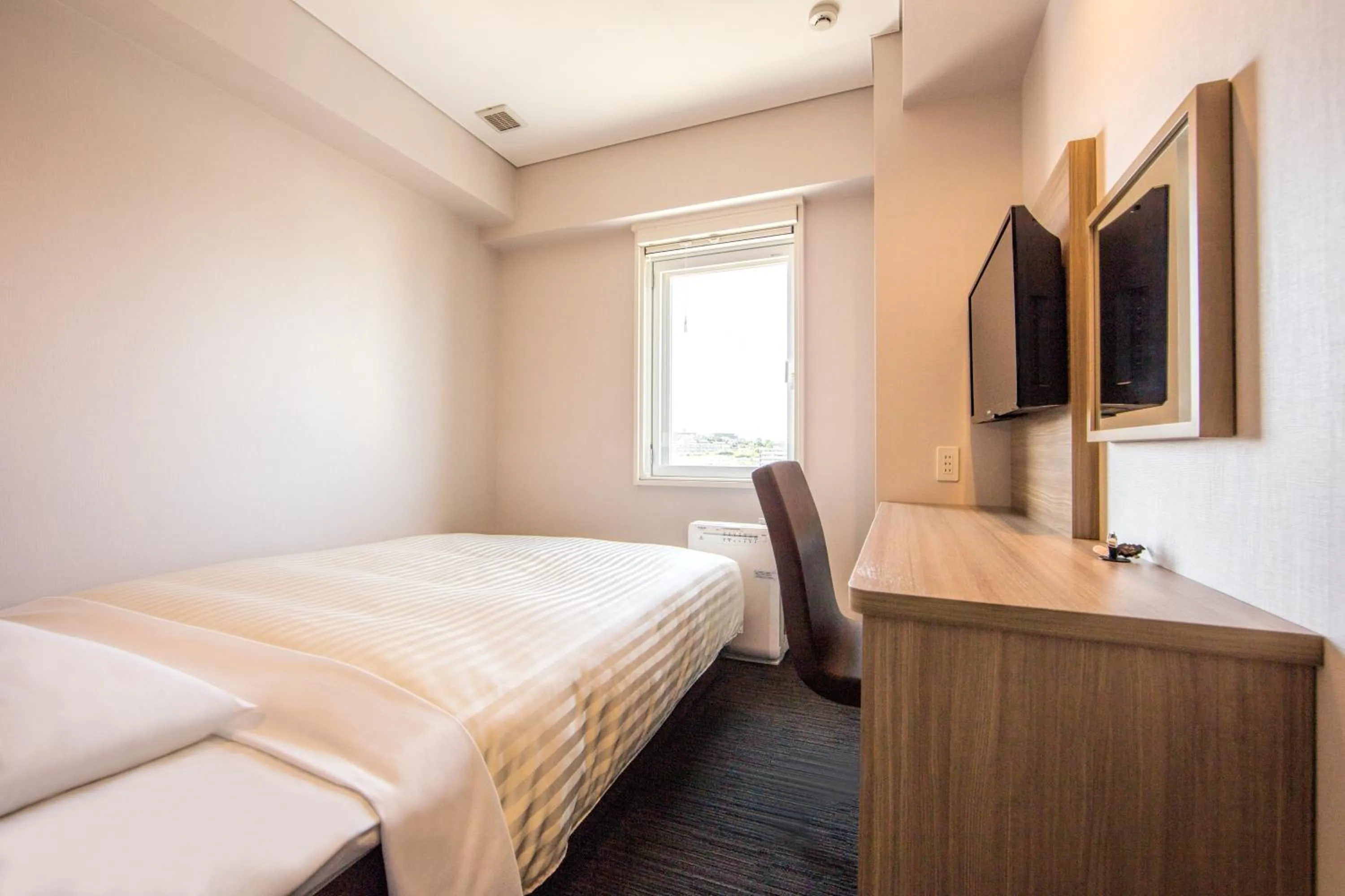 Bedroom, Bed in Super Hotel Totsuka Eki Higashiguchi