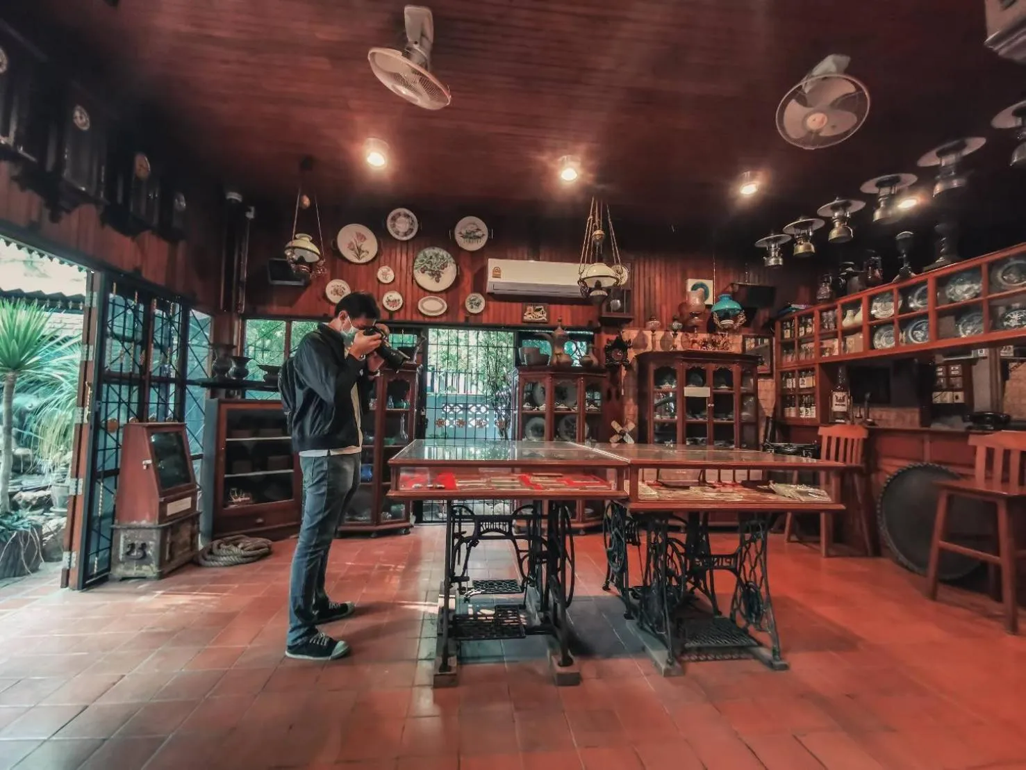 People in Baanthep Antique Homestay