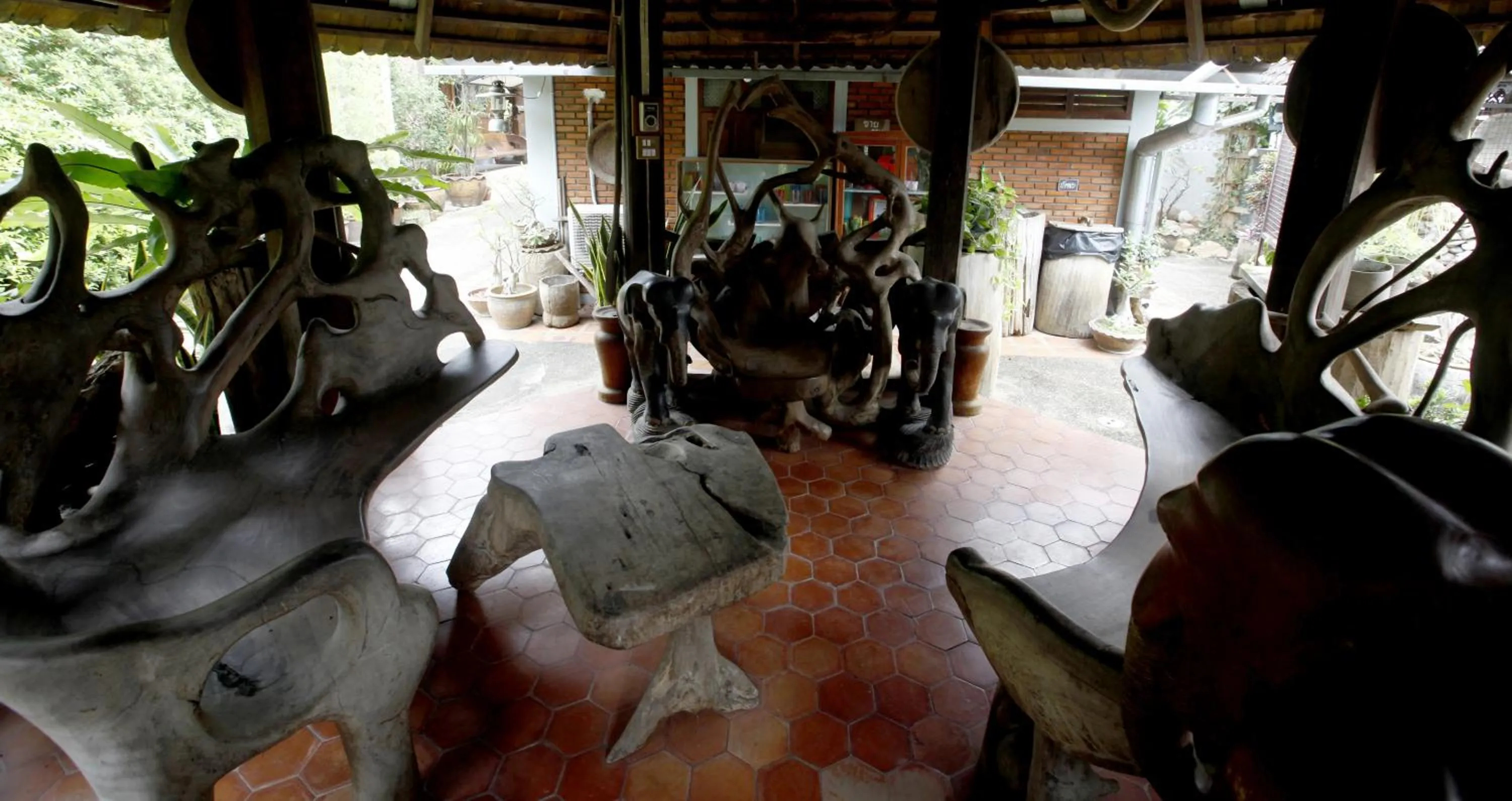 Communal lounge/ TV room in Baanthep Antique Homestay