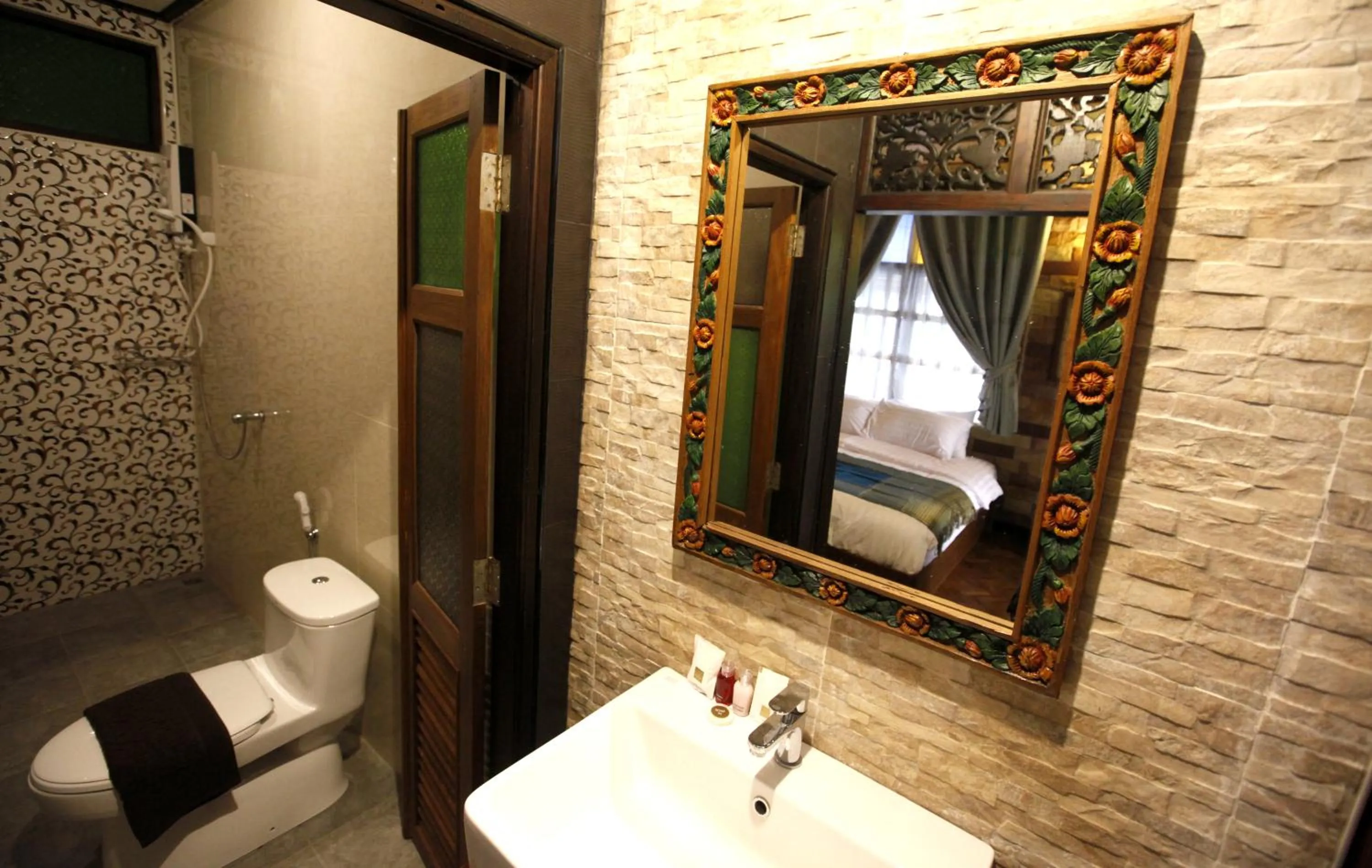 Shower in Baanthep Antique Homestay