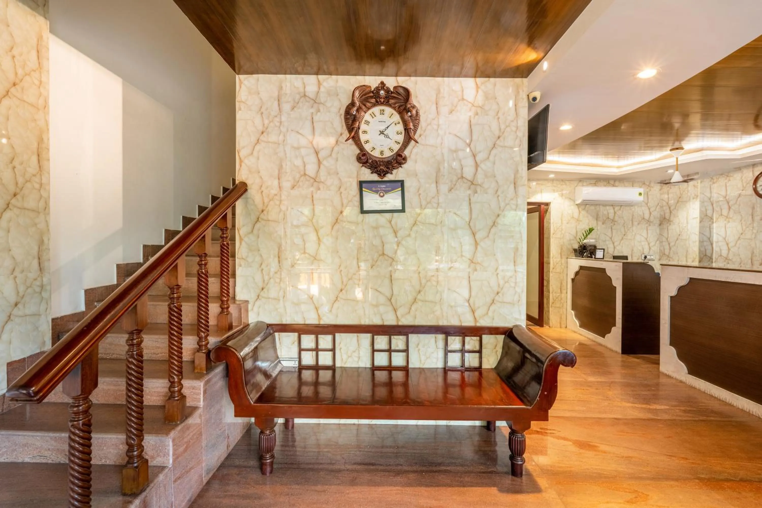 Lobby or reception in Treebo Grace Inn, 3 Min Walk From Promenade Beach