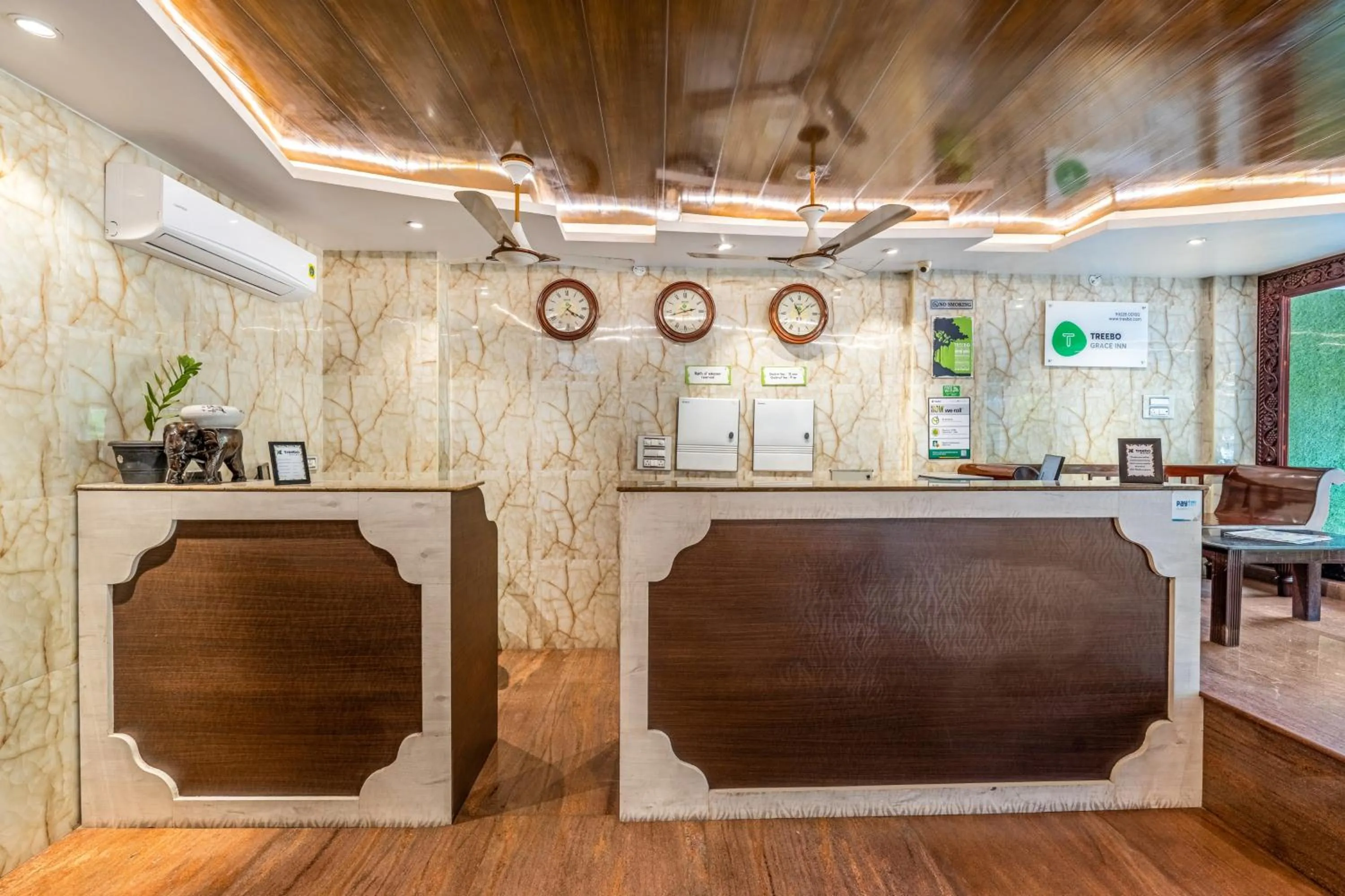 Lobby or reception in Treebo Grace Inn, 3 Min Walk From Promenade Beach