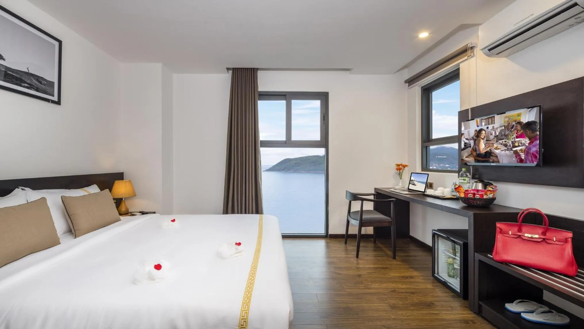 TV and multimedia, Bed in La Sera Hotel