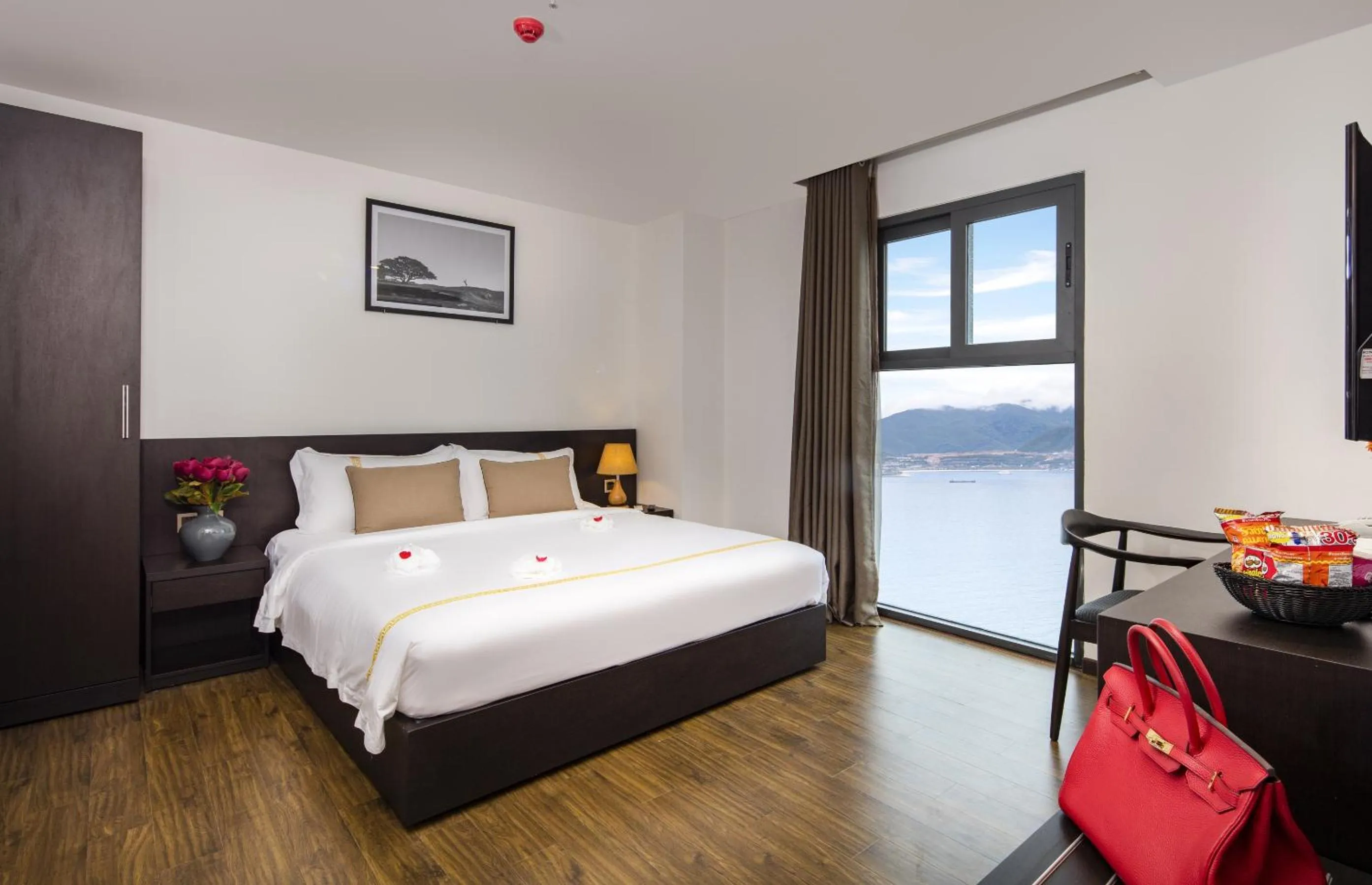 Photo of the whole room, Bed in La Sera Hotel