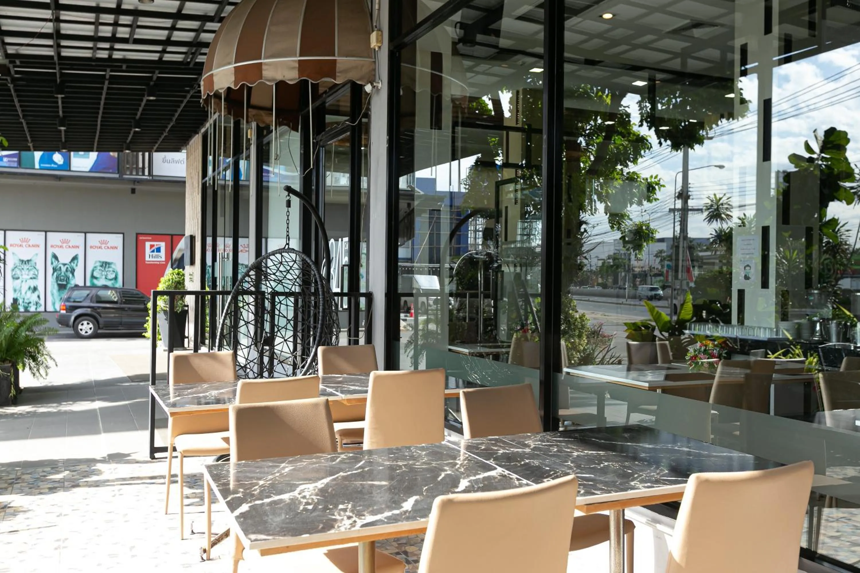 Restaurant/places to eat in Grand Ratchapruek Hotel