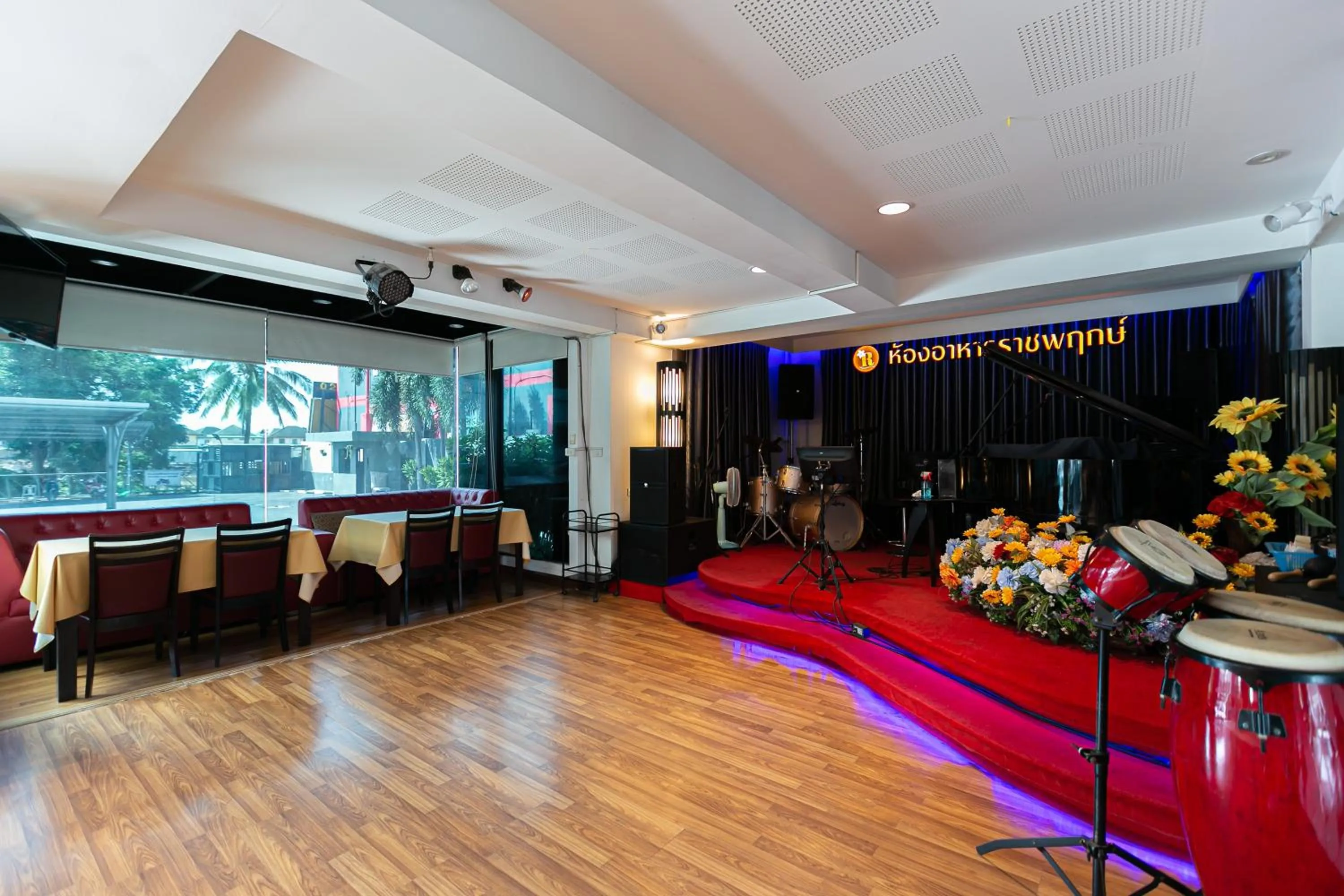 Restaurant/places to eat in Grand Ratchapruek Hotel