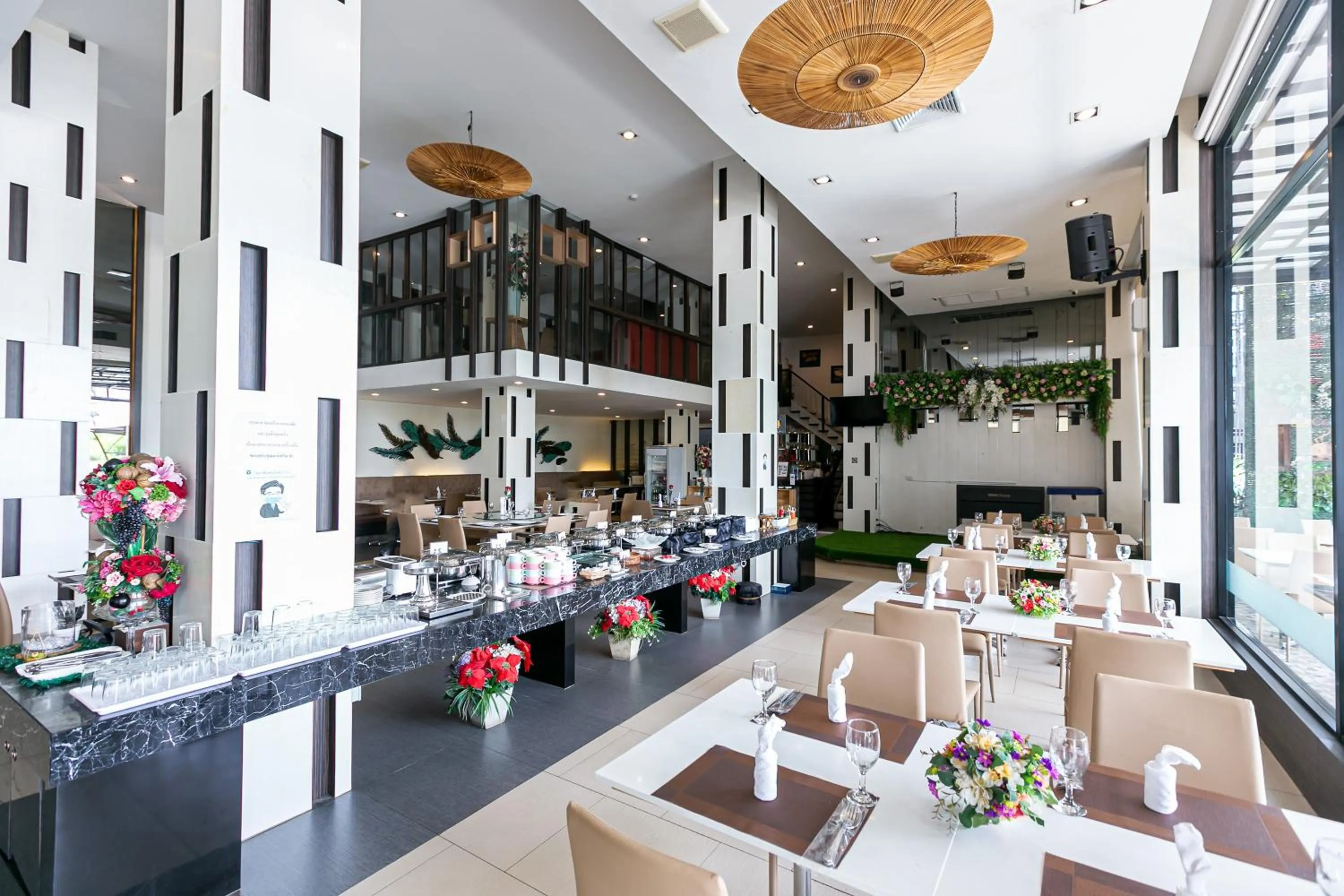 Restaurant/places to eat in Grand Ratchapruek Hotel