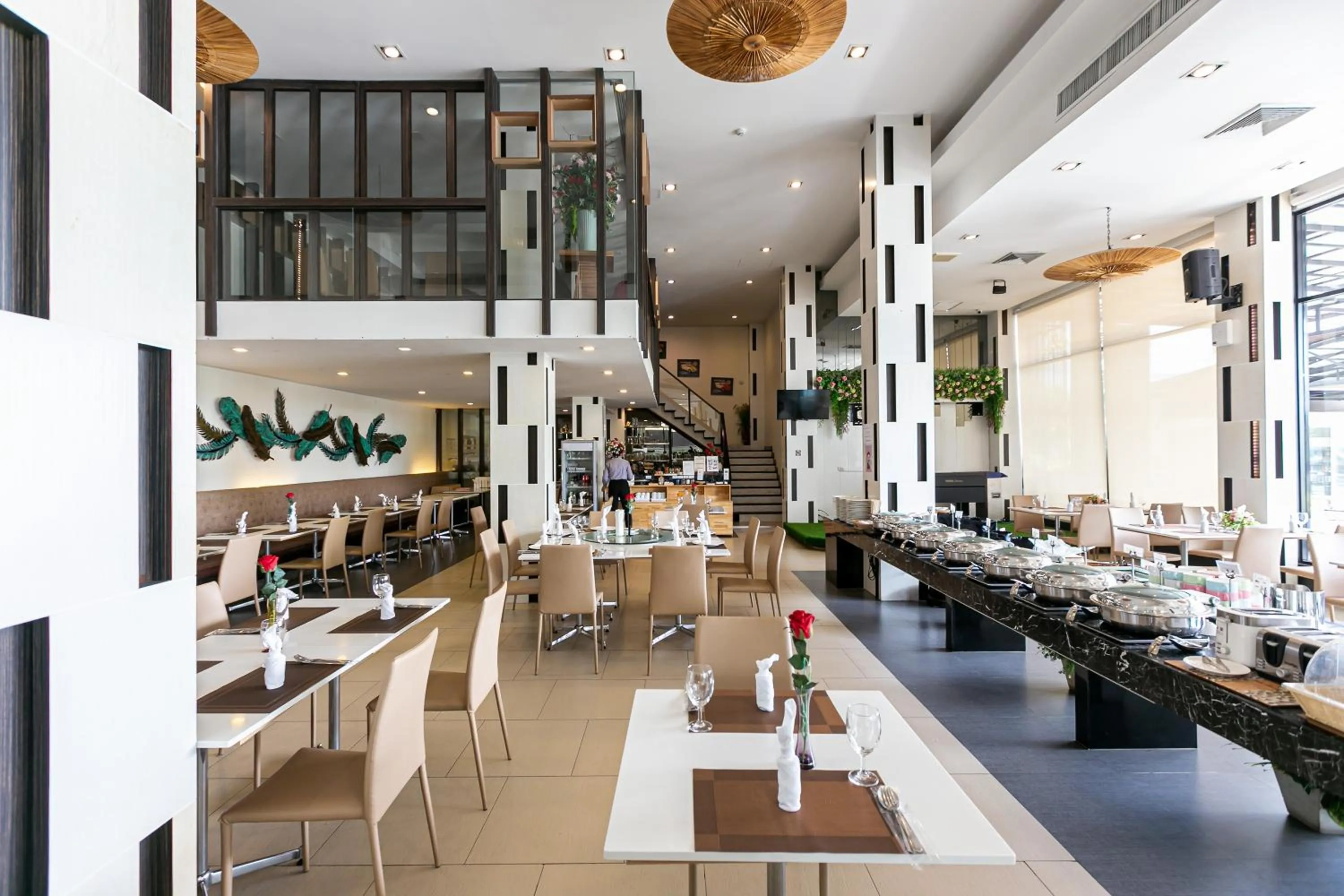 Restaurant/places to eat in Grand Ratchapruek Hotel