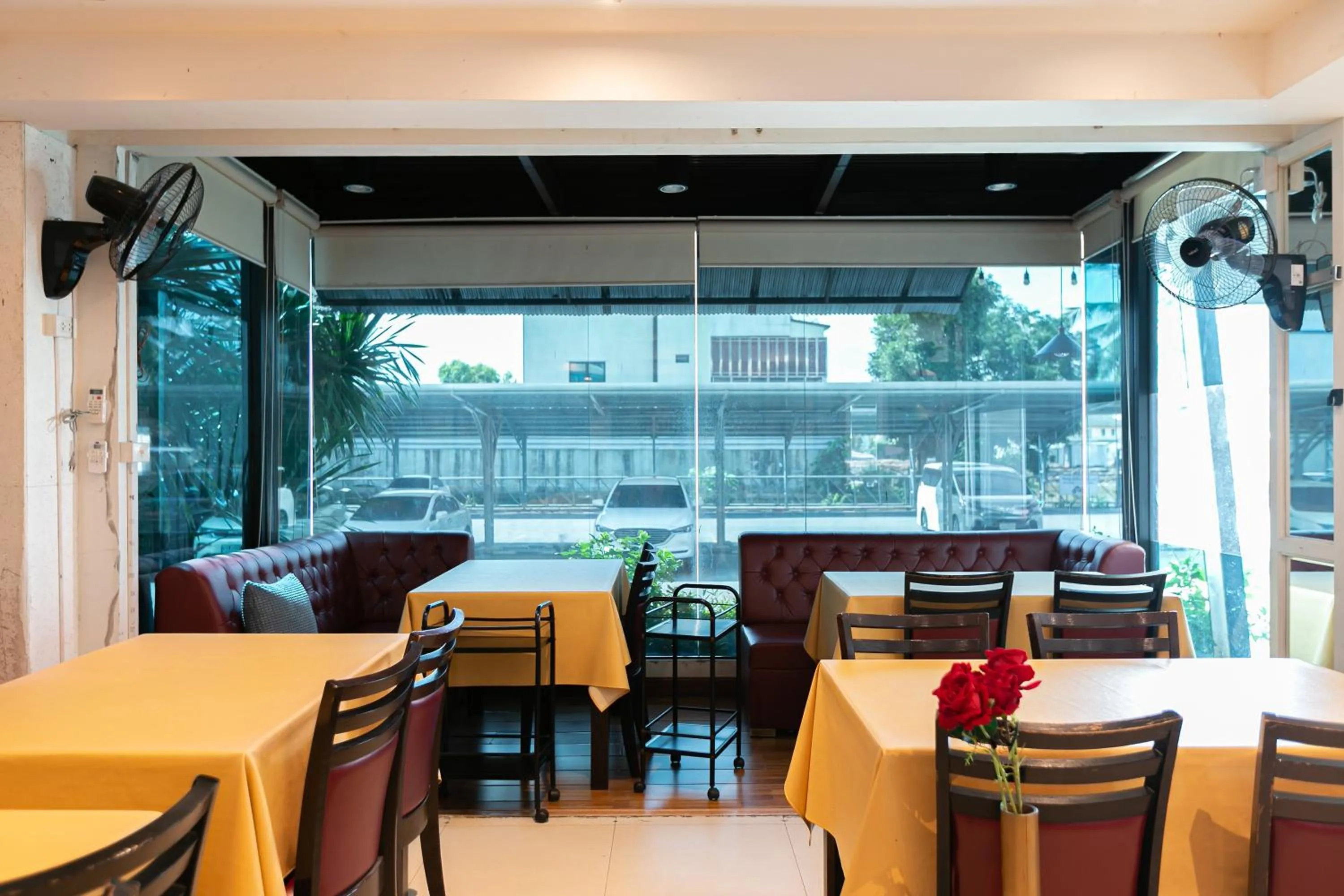 Restaurant/places to eat in Grand Ratchapruek Hotel