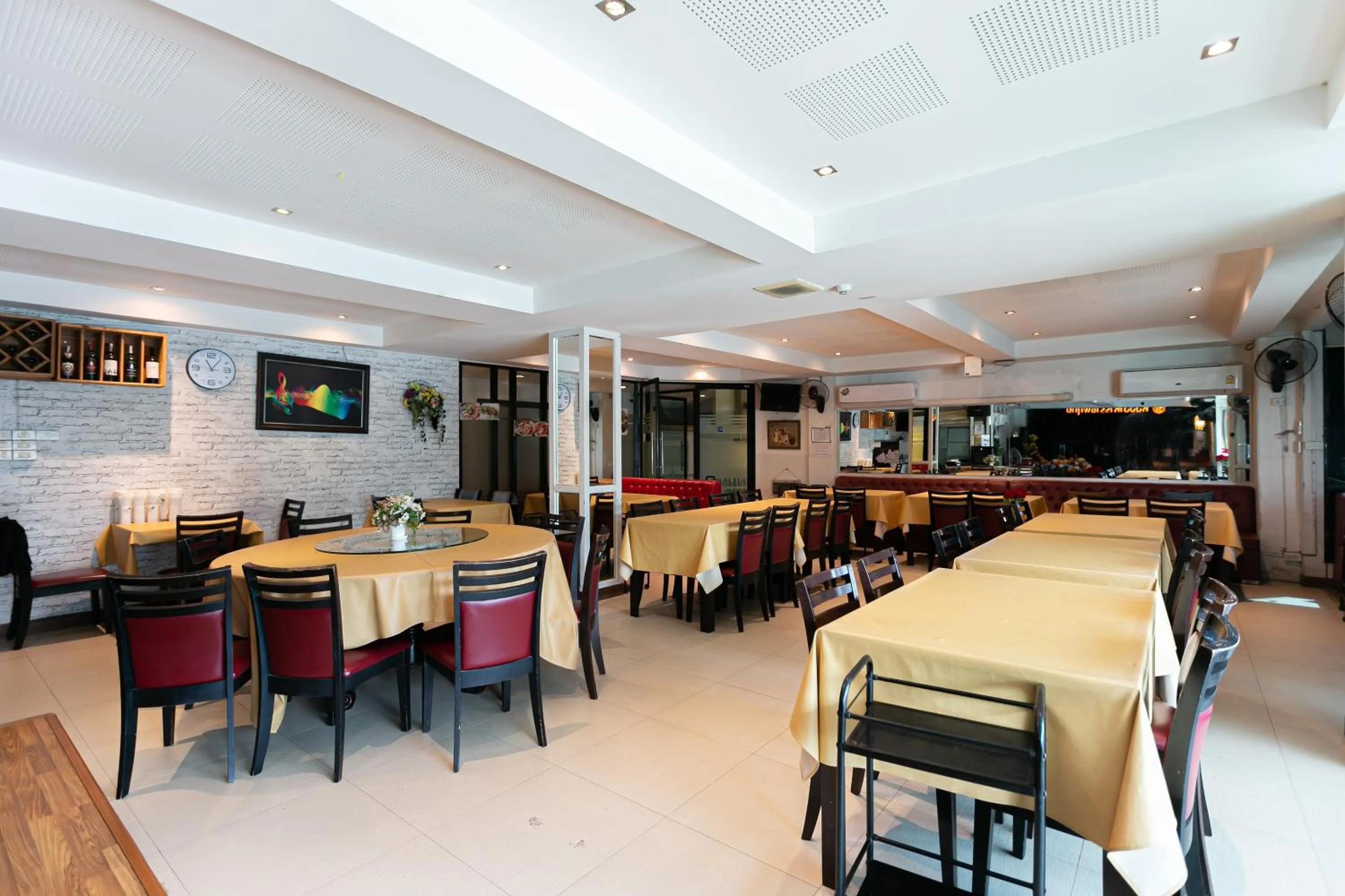 Restaurant/places to eat in Grand Ratchapruek Hotel