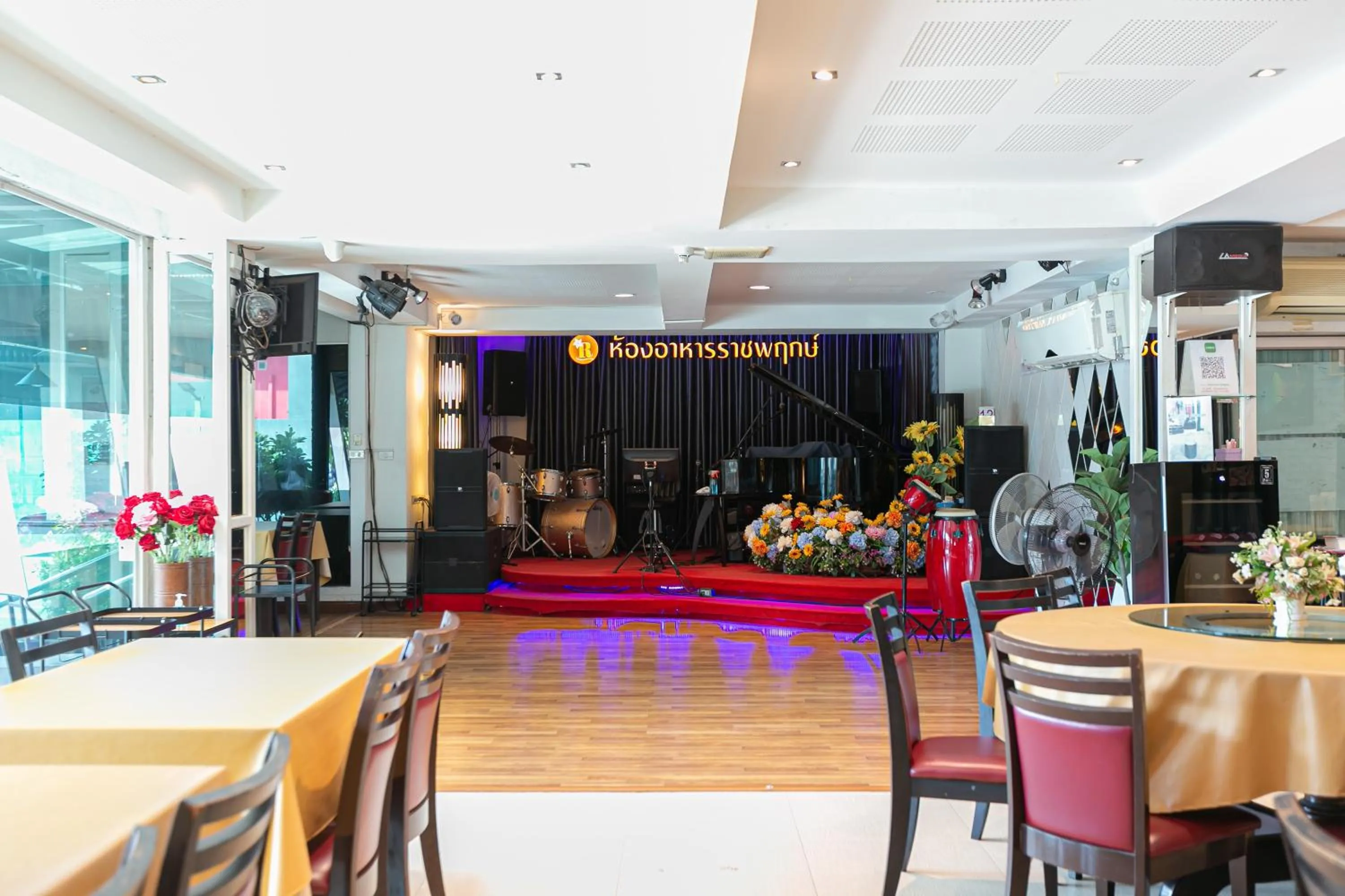 Restaurant/places to eat in Grand Ratchapruek Hotel