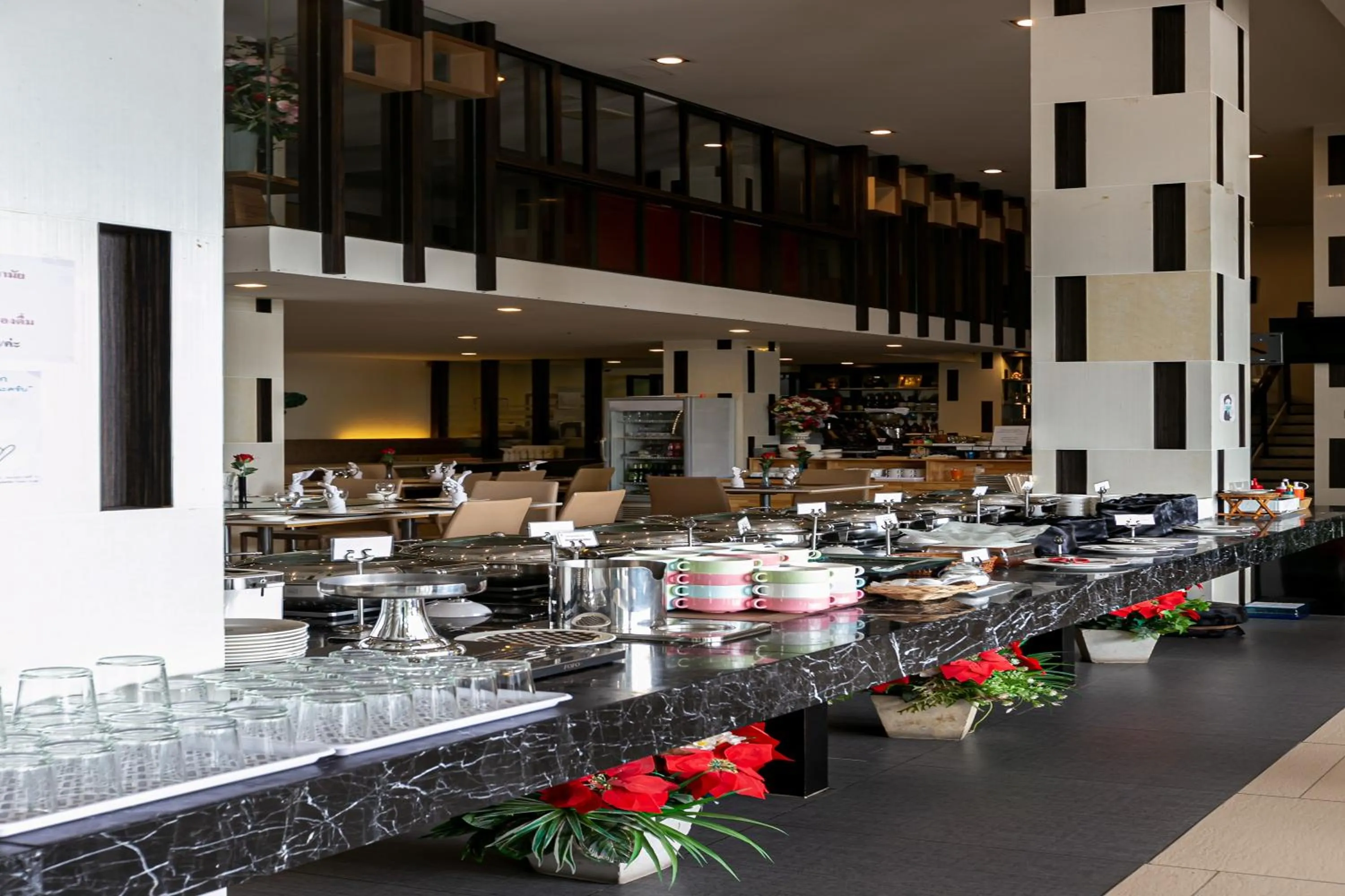 Restaurant/places to eat in Grand Ratchapruek Hotel