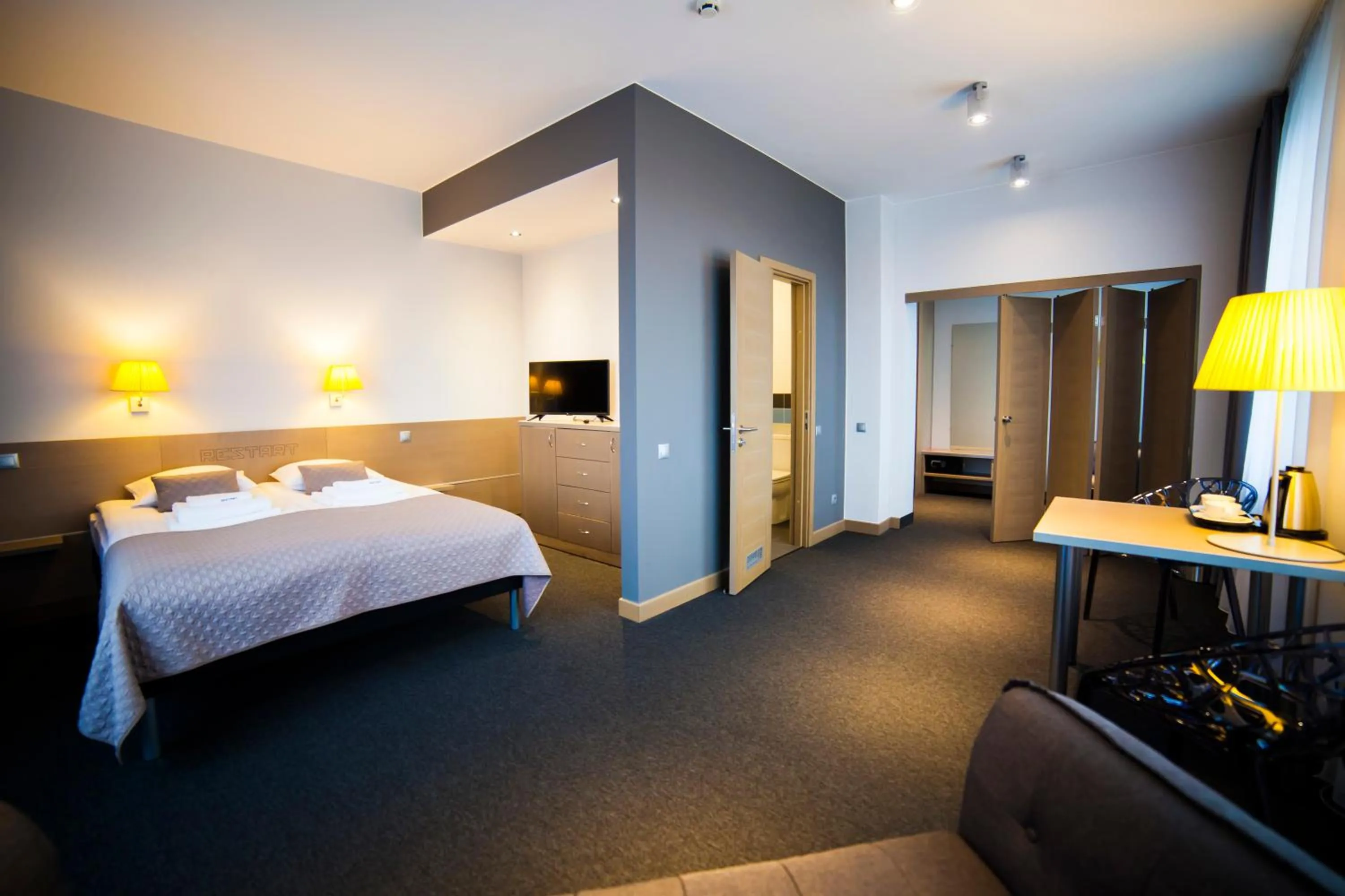 Photo of the whole room, Bed in Restart