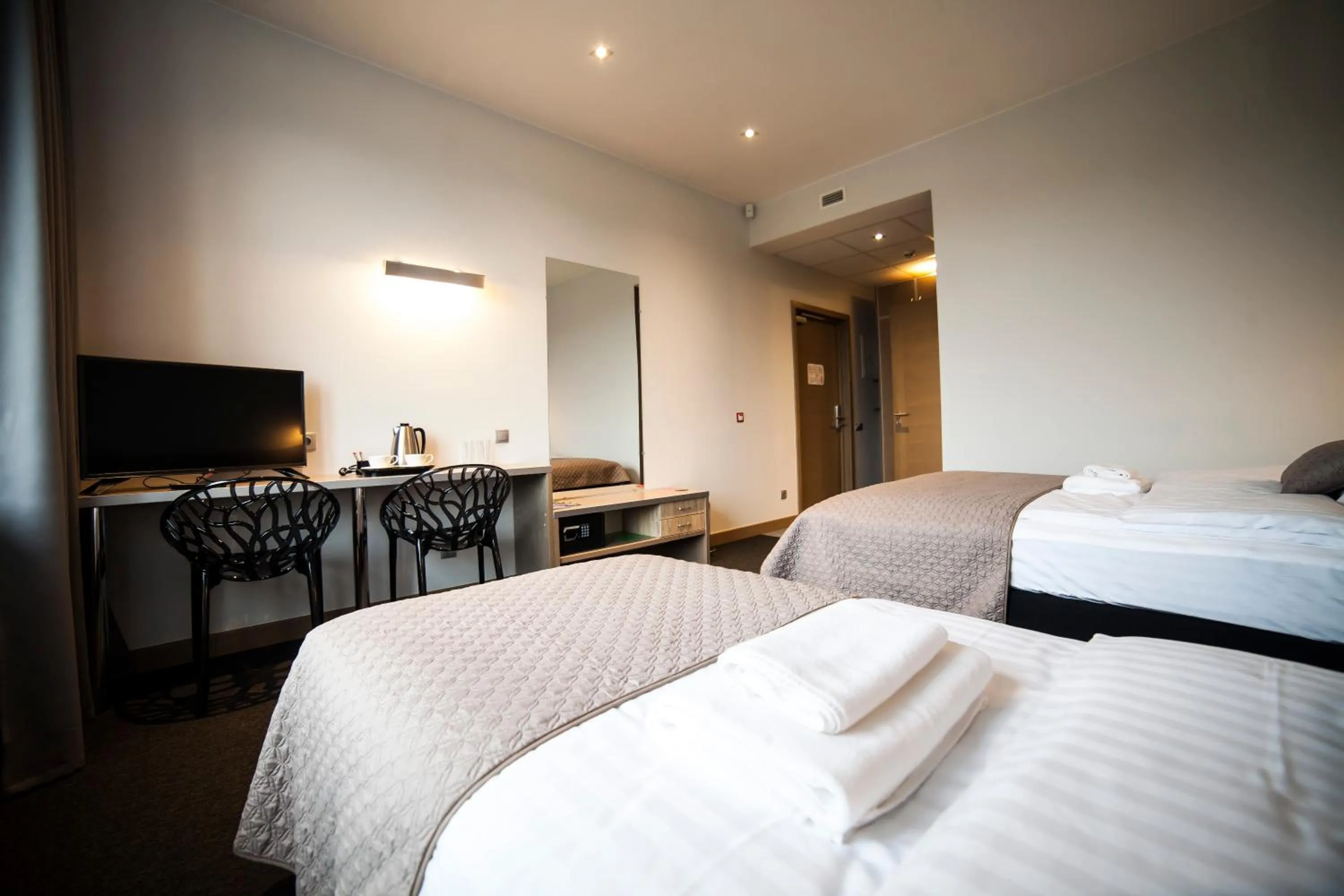 Photo of the whole room, Bed in Restart