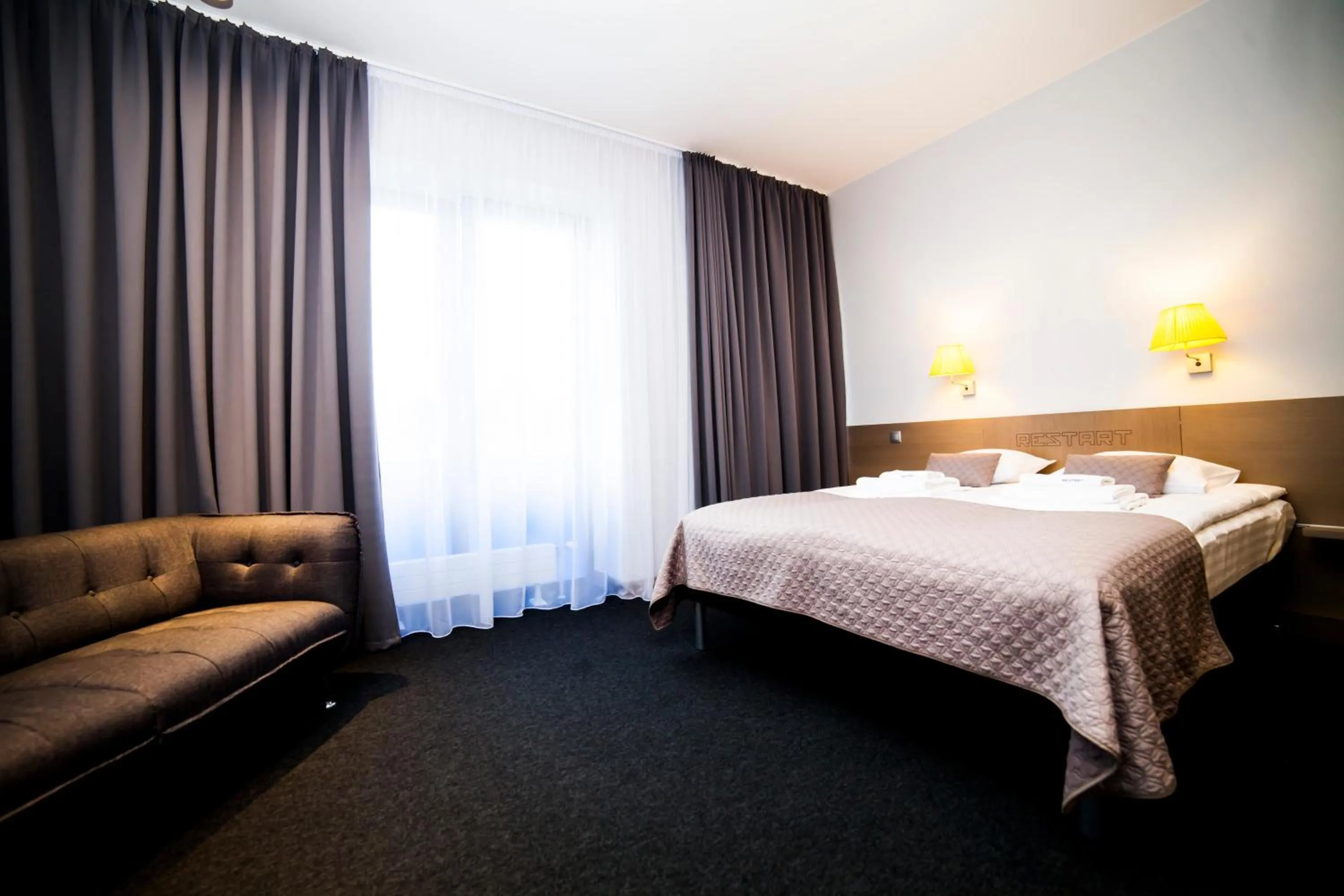 Photo of the whole room, Bed in Restart