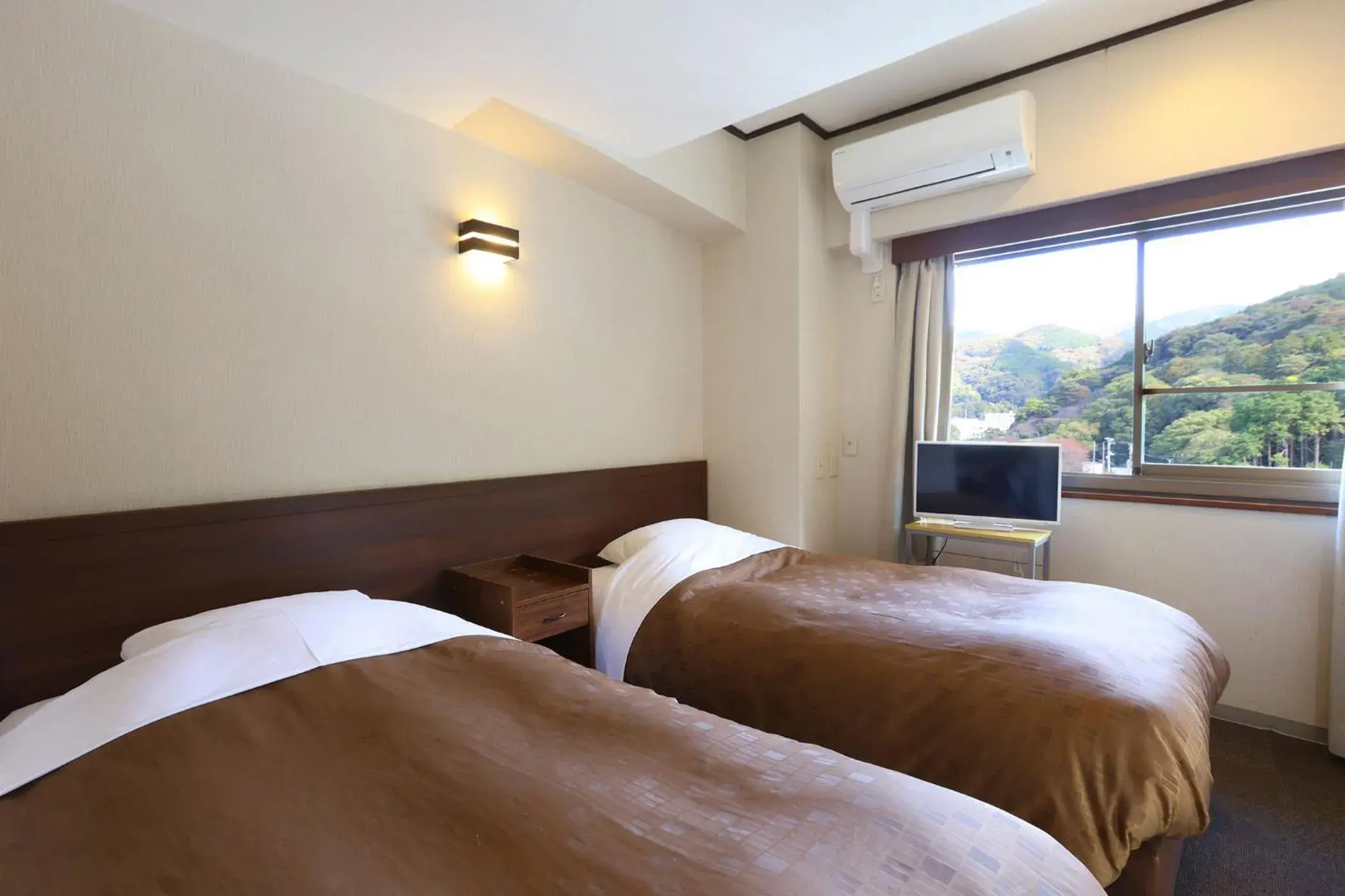 Standard Japanese-Western-Style Twin Room(Mountain Side) - single occupancy - Indoor Bath - Non-Smoking in Ooedo Onsen Monogatari Toi Marine Hotel Standard Japanese-Western-Style Twin Room(Mountain Side) - single occupancy - Indoor Bath - Non-Smoking in Ooedo Onsen Monogatari Toi Marine Hotel