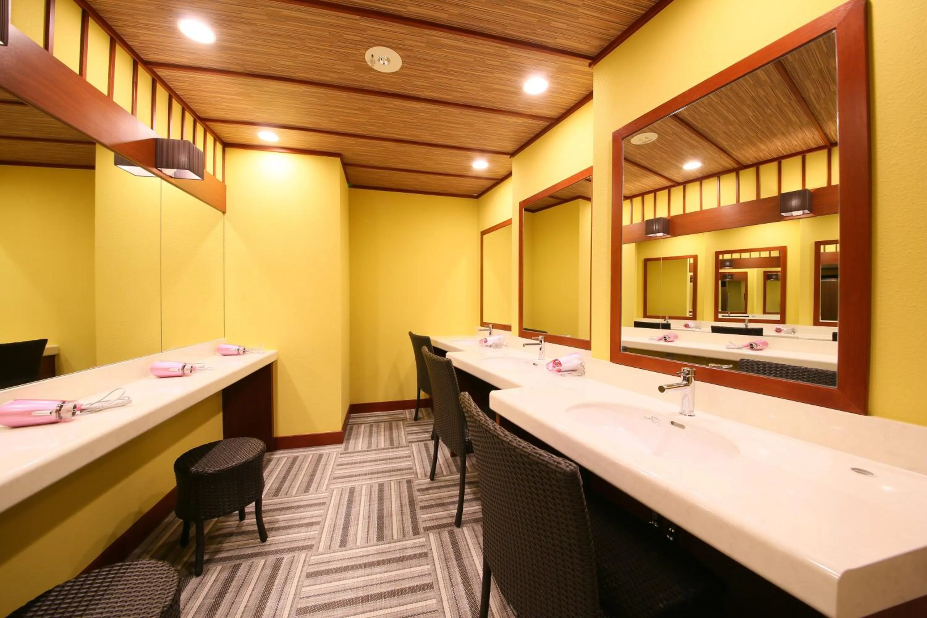 Spa and wellness centre/facilities in Ooedo Onsen Monogatari Toi Marine Hotel