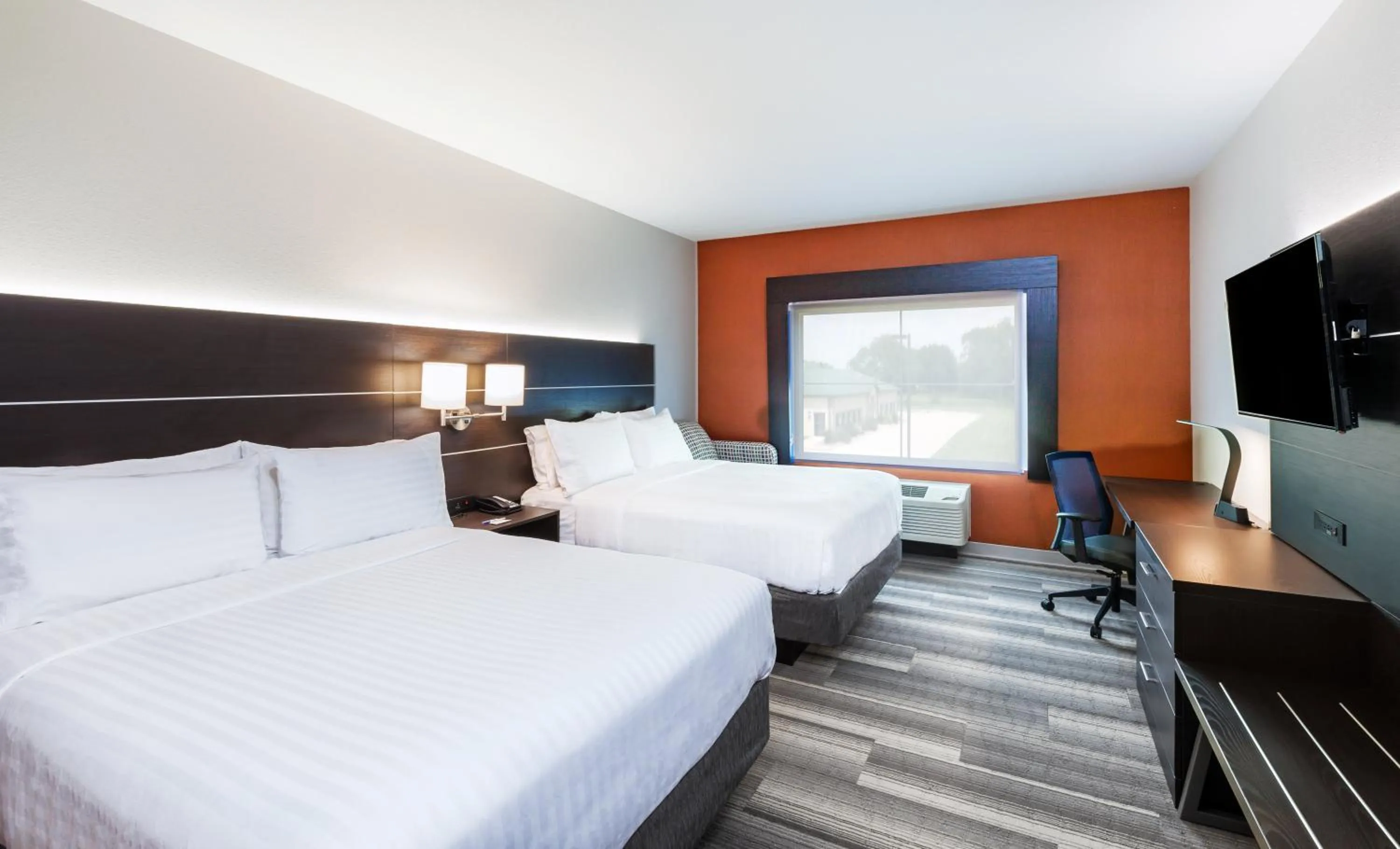 Photo of the whole room, Bed in Holiday Inn Express & Suites - Coffeyville by IHG
