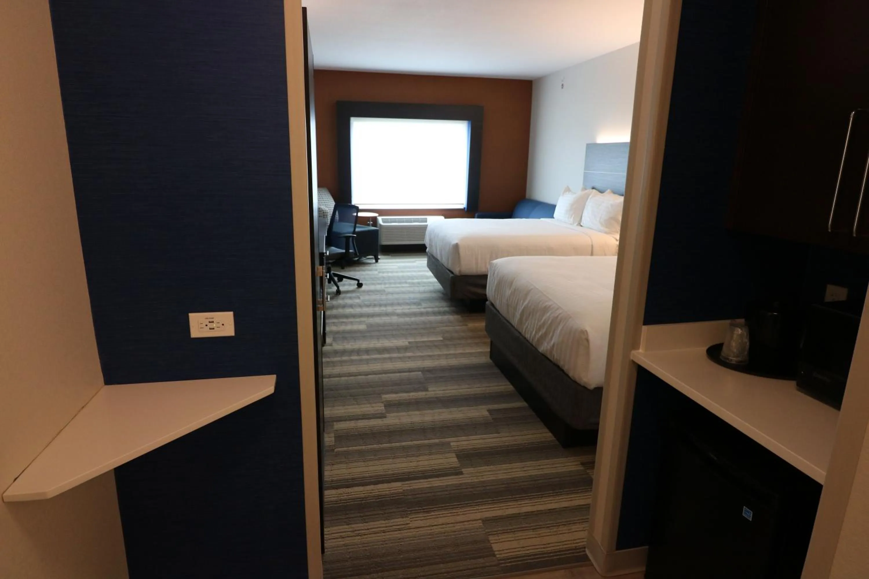 Photo of the whole room, Bed in Holiday Inn Express & Suites - Coffeyville by IHG
