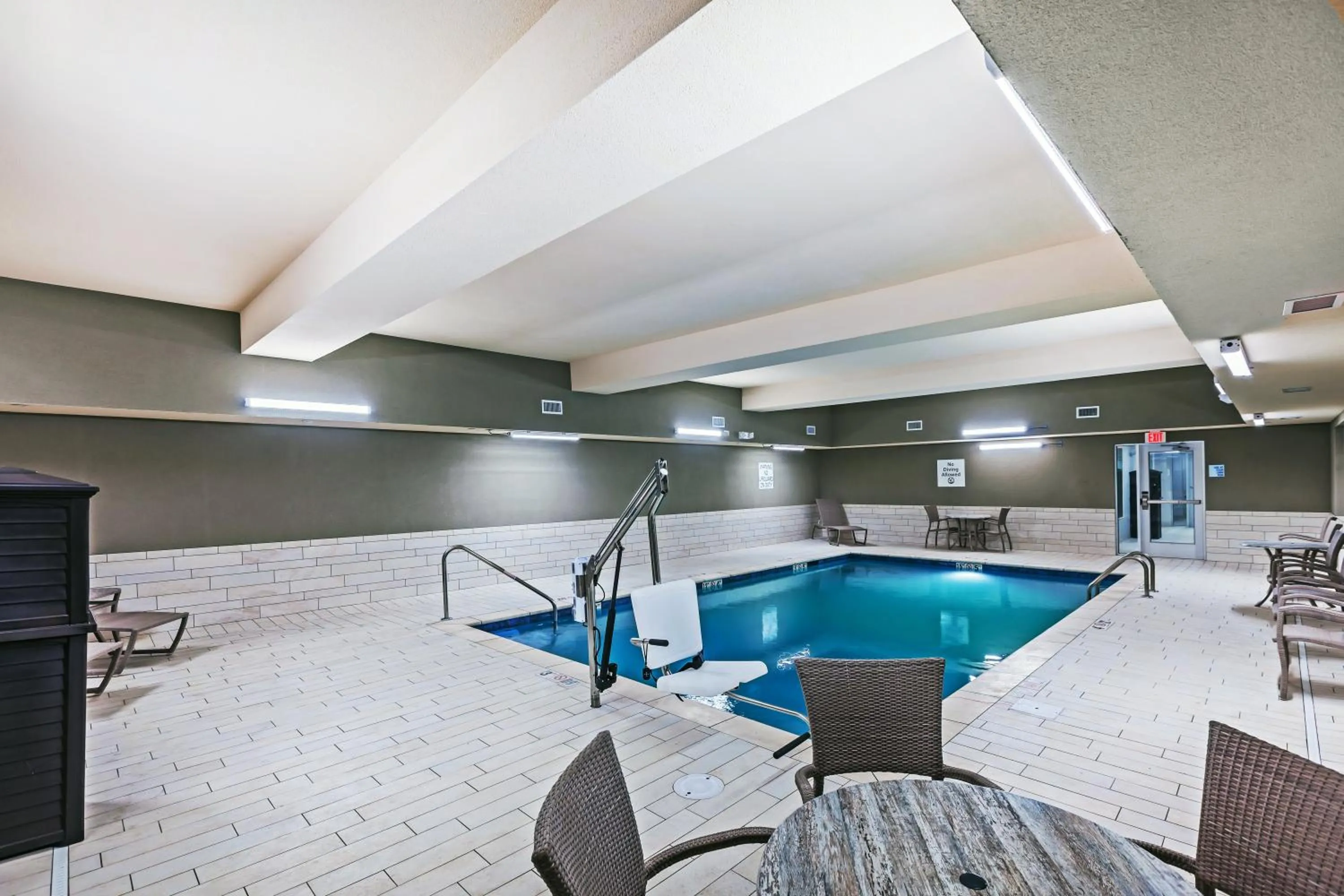 Swimming pool in Holiday Inn Express & Suites - Coffeyville by IHG