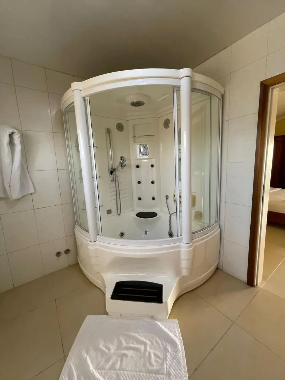 Shower in Hotel Barmoi