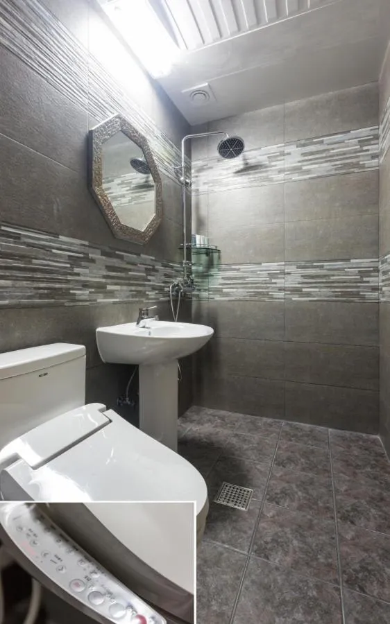 Shower in Onda D'oro Hostel