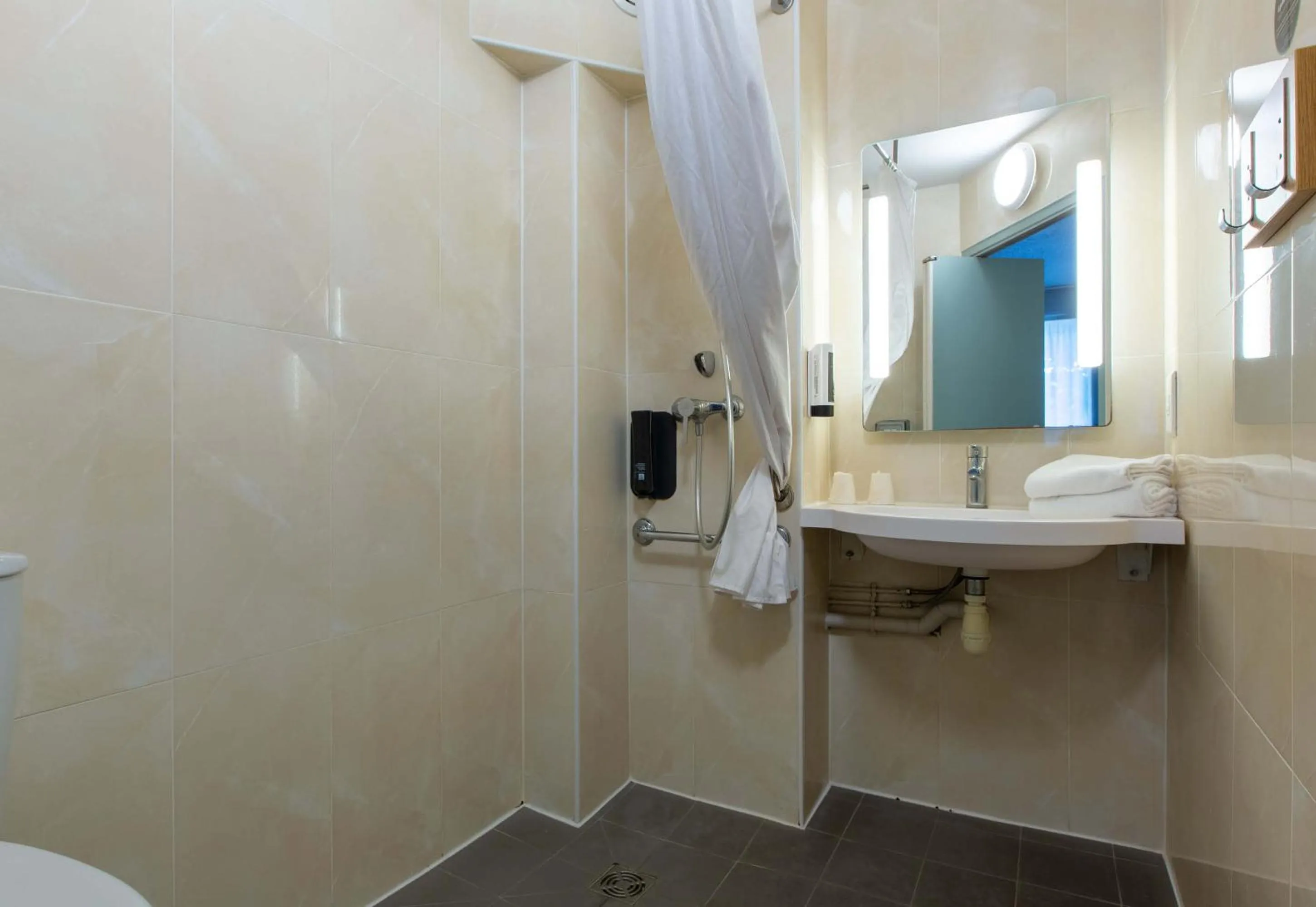 Bathroom in B&B HOTEL CHATEAUROUX Déols